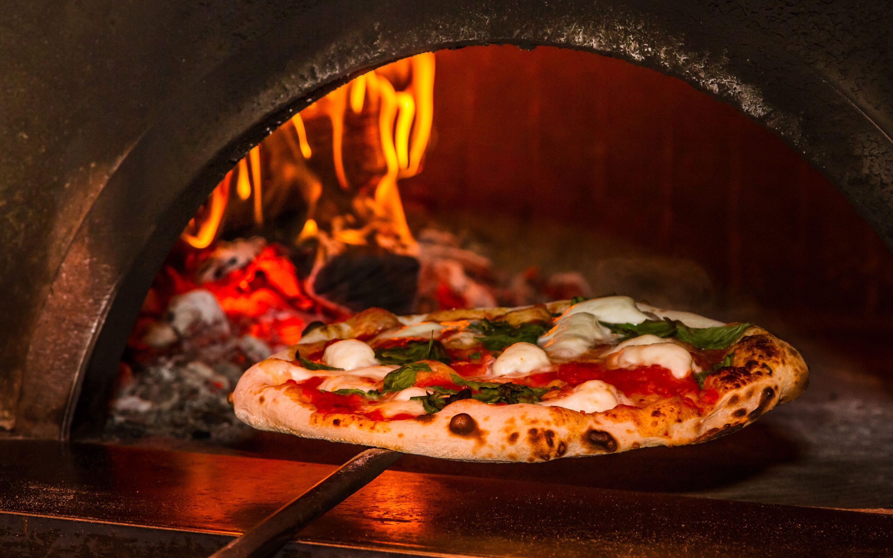 2880x1800 Tasty Pizza From The Oven / Good