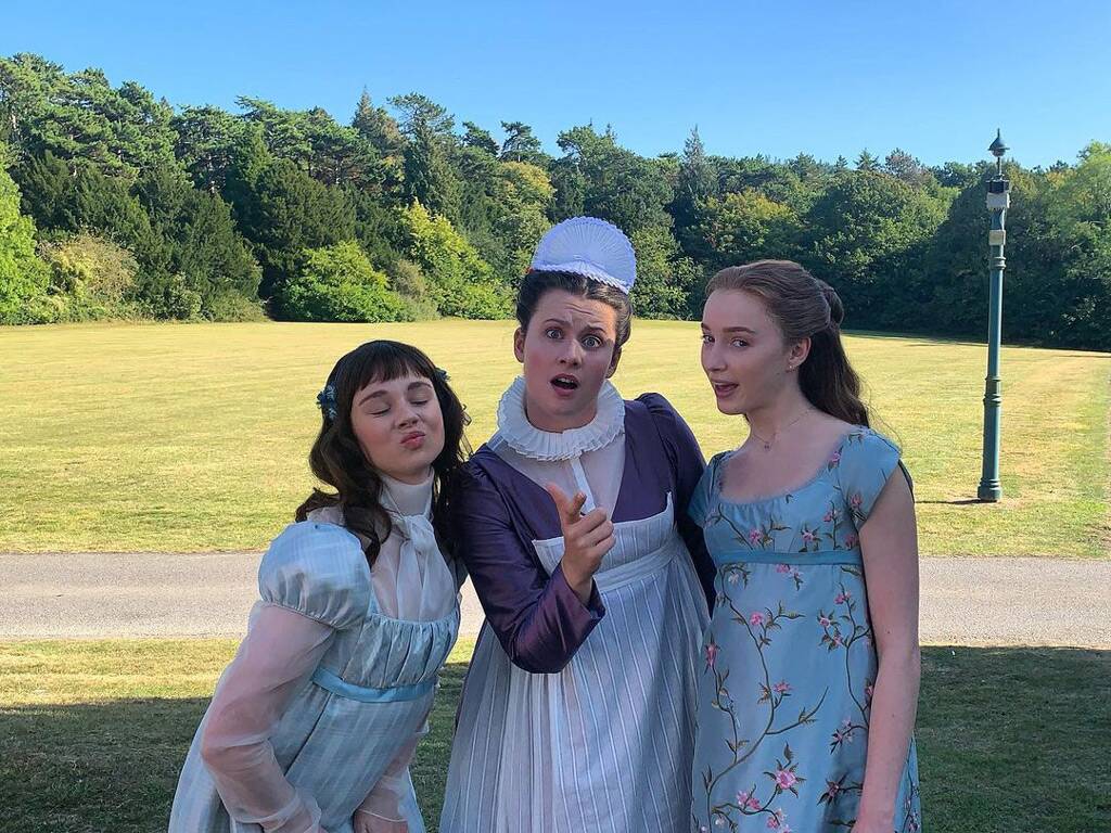 1024x768 Bridgerton Withdrawal? See The Cast's Behind The Scenes Photo! Online