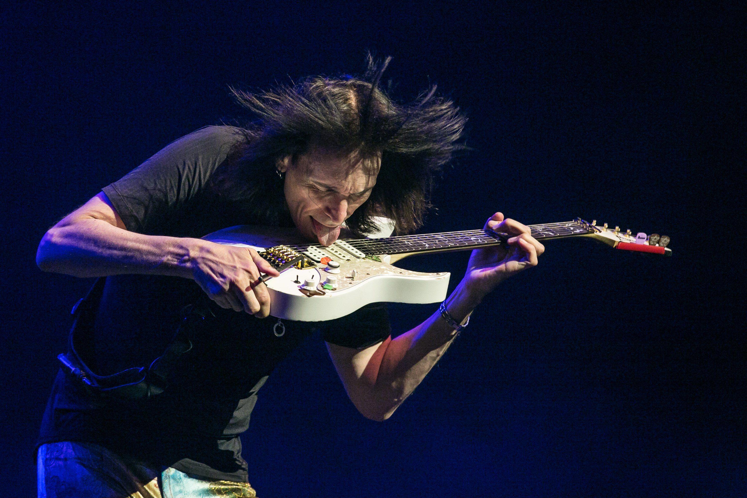 Steve guitar. Стив вай. Стив вай гитарист. Steve vai 1986. Steve vai 1990.