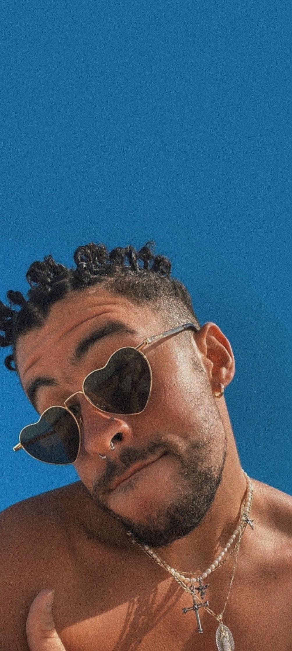 1004x2236 Fondo de Bad Bunny. Bunny wallpaper, Aesthetic picture, Bunny picture