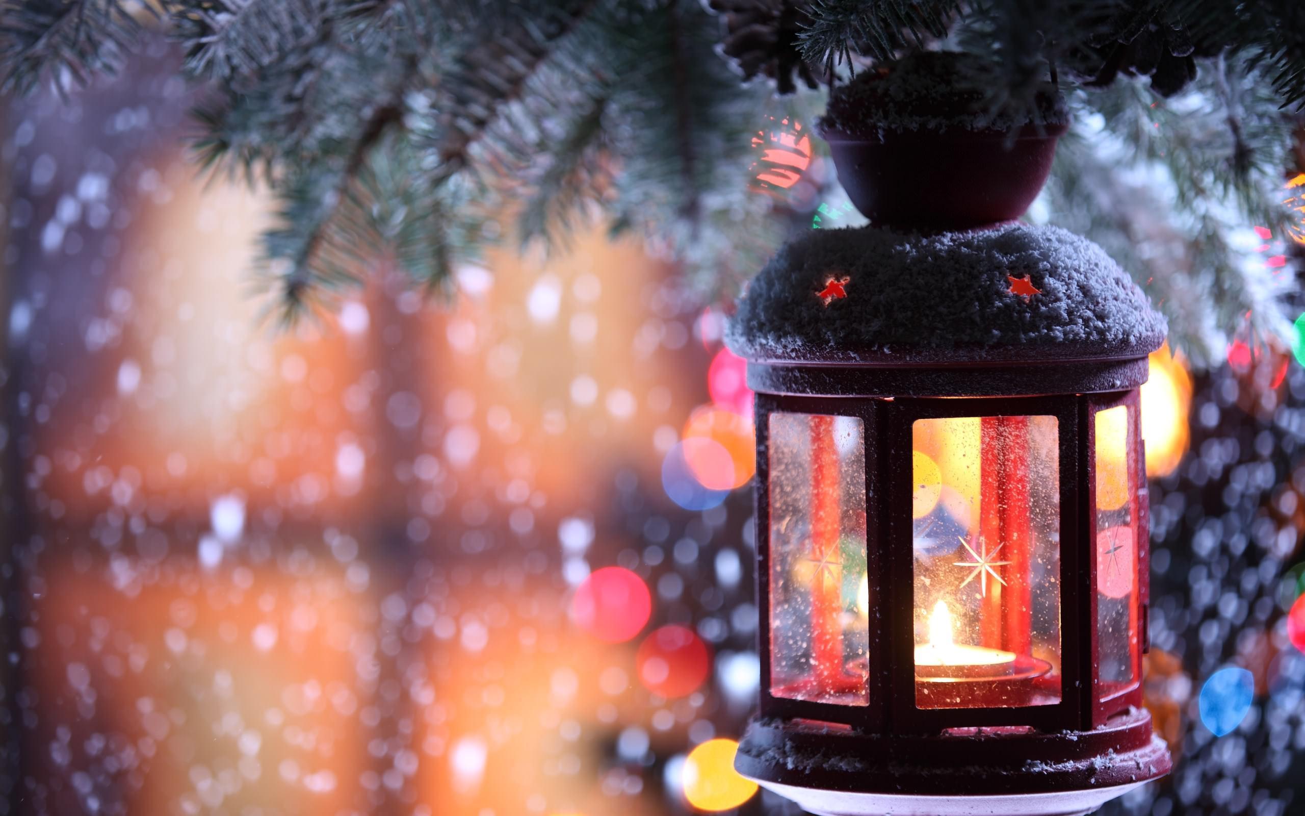 2560x1600 Snowing Christmas Lantern Wallpaper