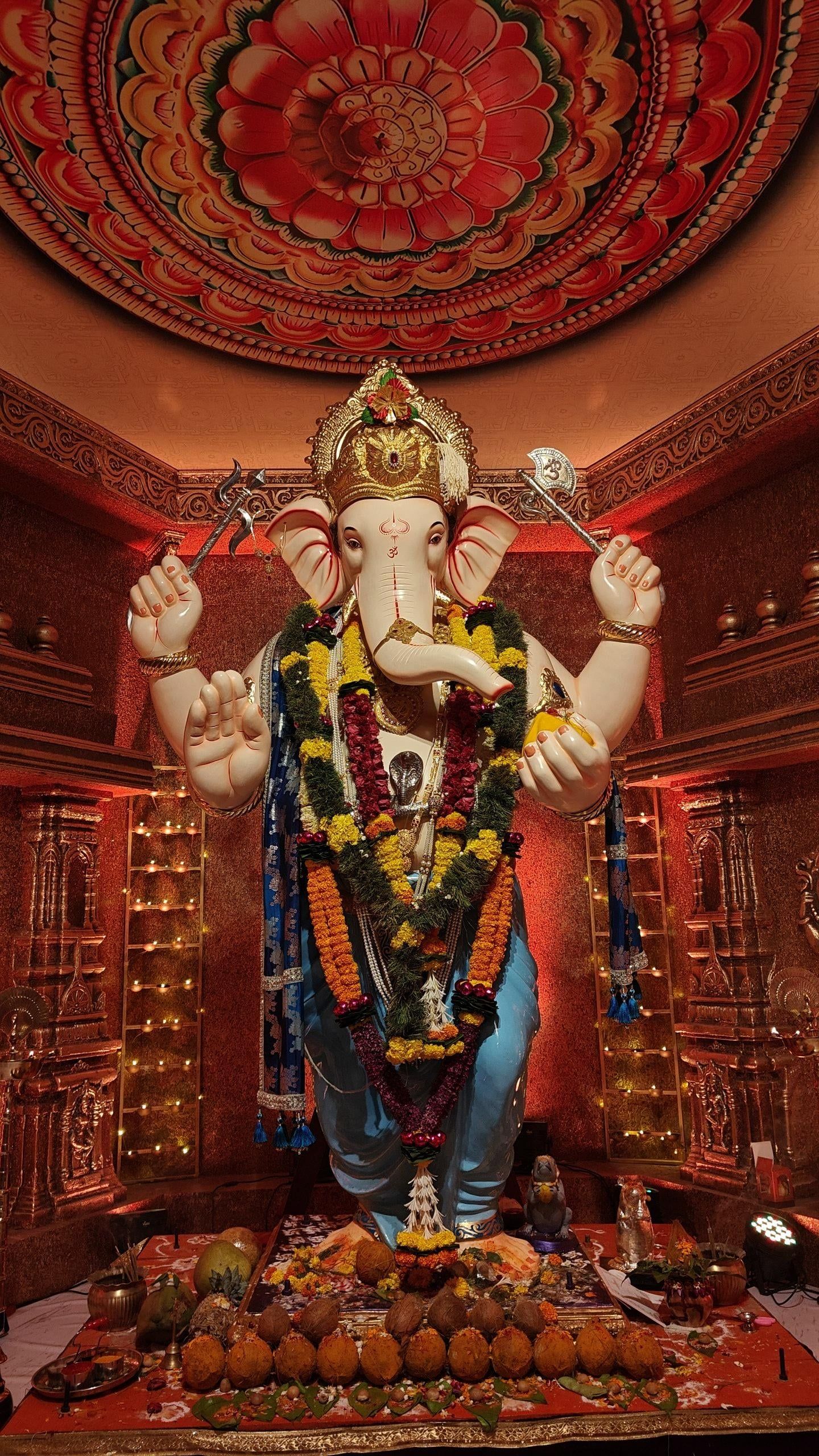1440x2560 Is Mumbaicha Raja the best pandal of the city?