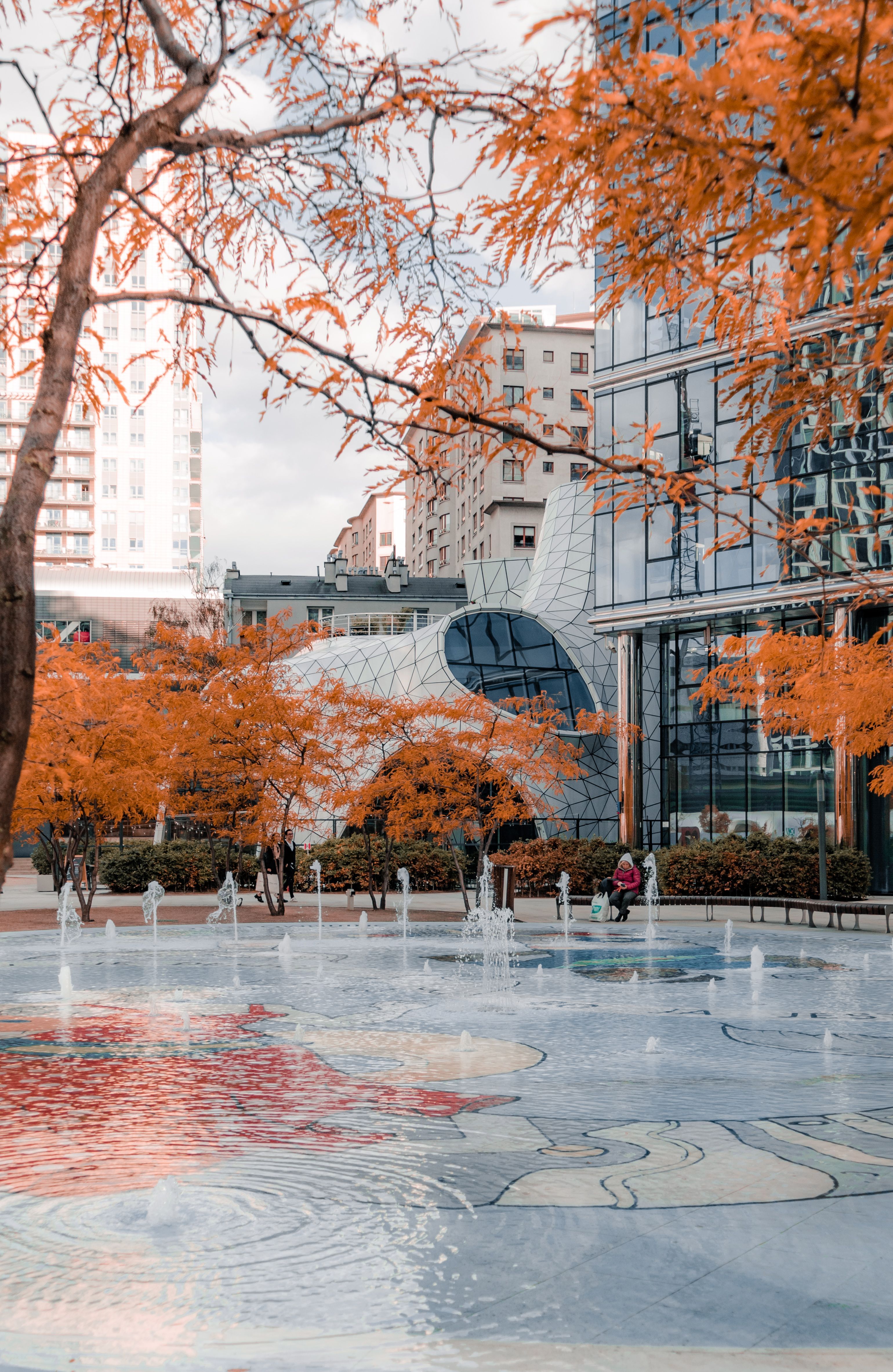 3080x4731 Fountain in City in Autumn · Free