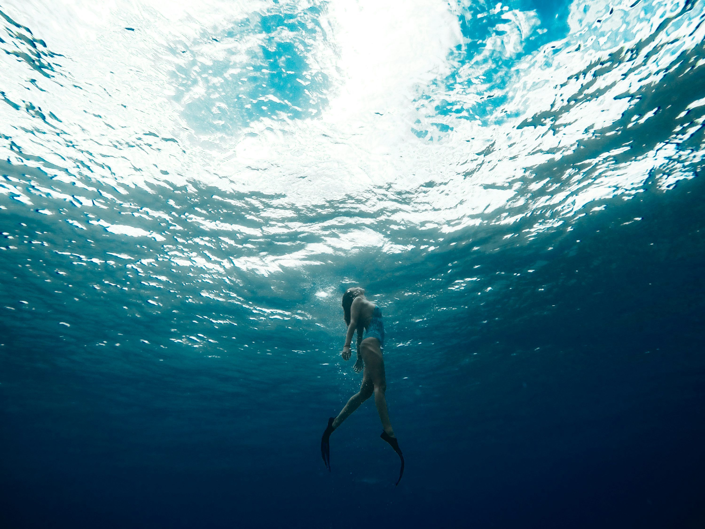 3000x2250 Girl Underwater Picture. Download Free Image