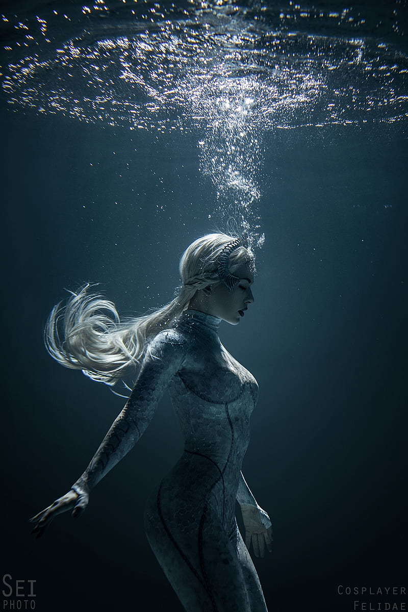 800x1200 HD underwater women wallpaper