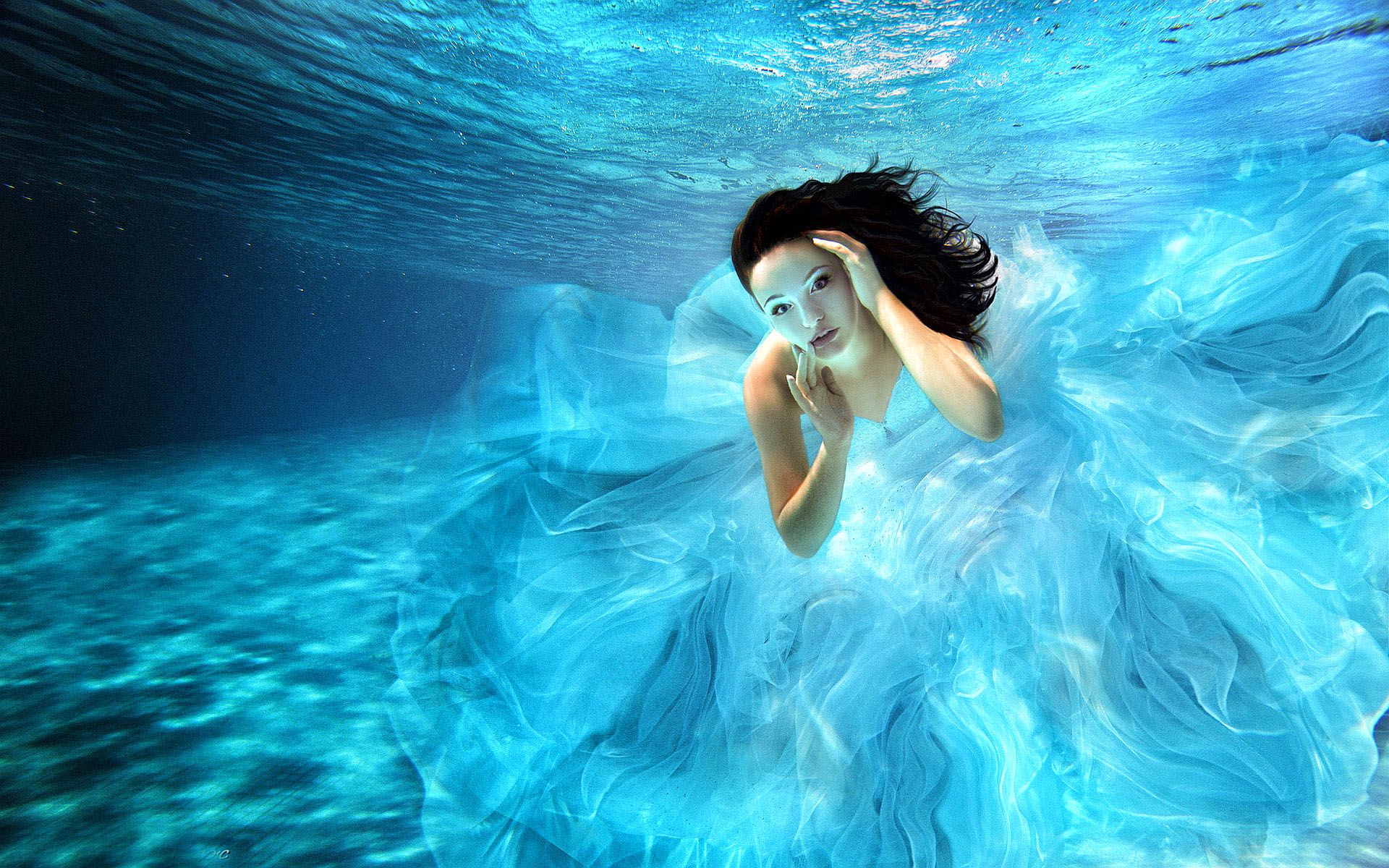 1920x1200 Enchanted Blue: Artistic Underwater Elegance with Brunette in Flowing Dressx1200