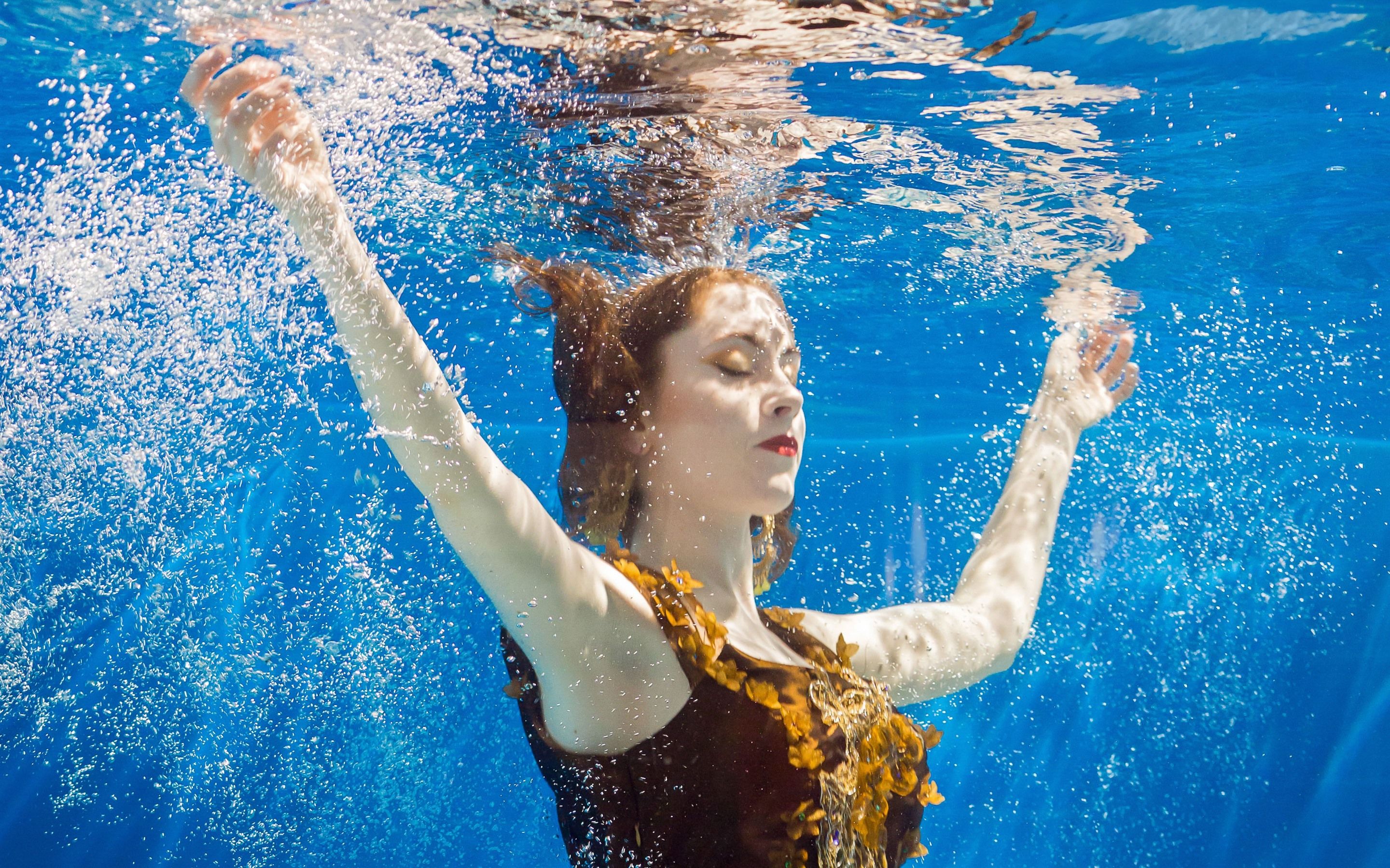 2880x1800 Wallpaper Girl underwater, water bubbles 2880x1800 Picture, Image