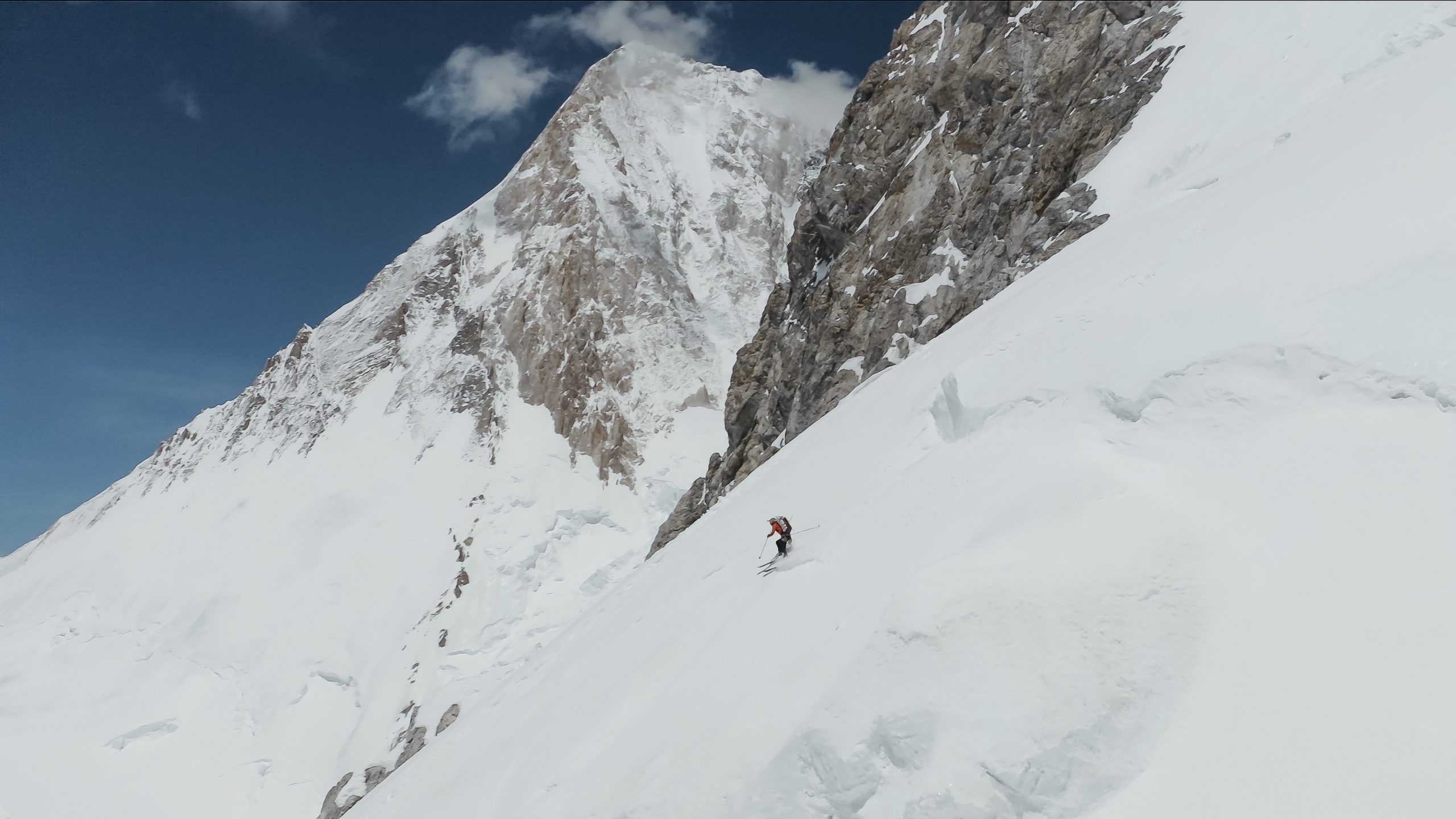 2560x1440 Skiing Amongst Lions: Andrzej Bargiel's Gasherbrum II Descent