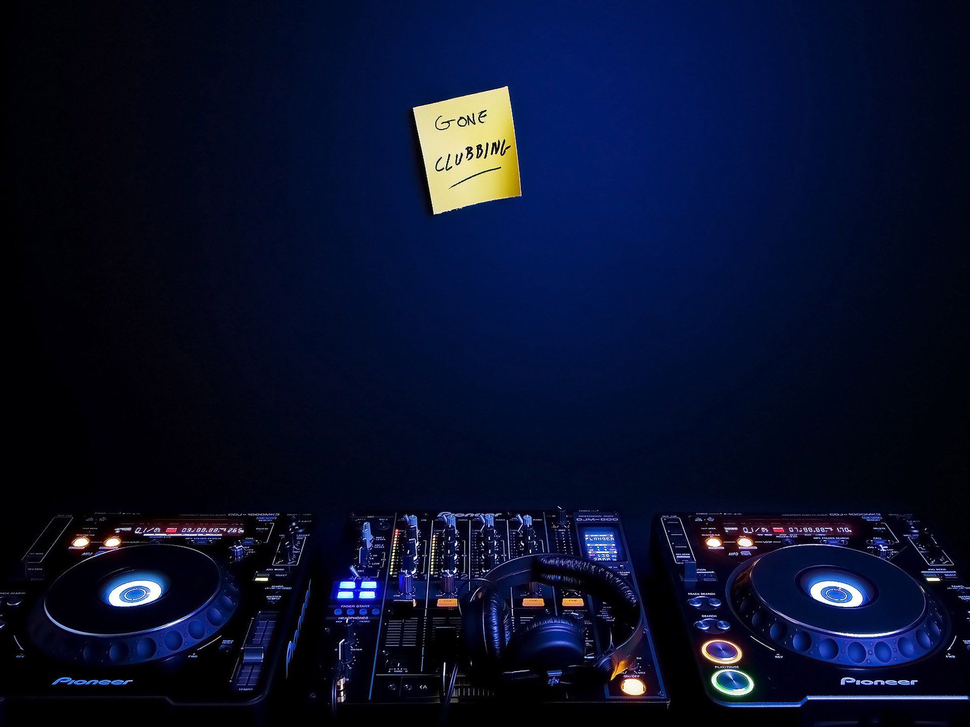 1920x1440 HD Tech Vibes: Sleek DJ Decks in Digital Glowx1440
