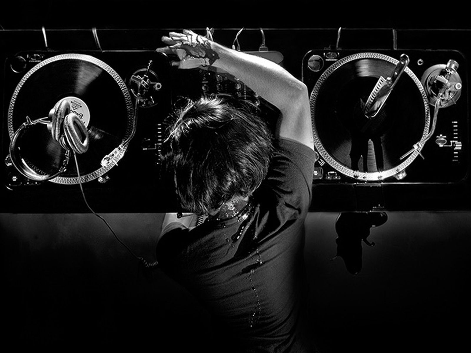 1600x1200 Dj On Decks 1600x1200 Club Music Wallpaper
