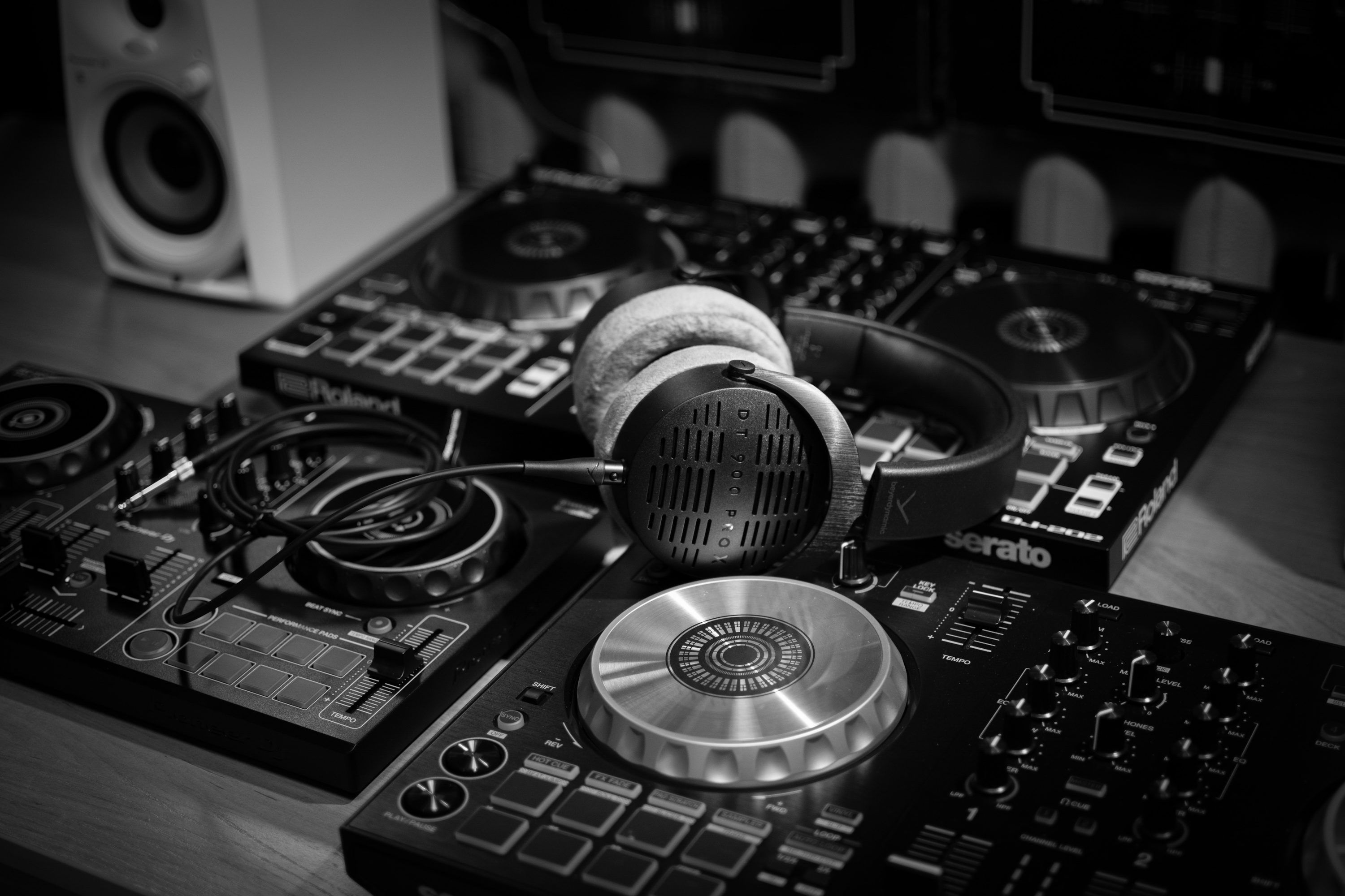 3000x2000 A pair of headphones sitting on top of a dj's decks