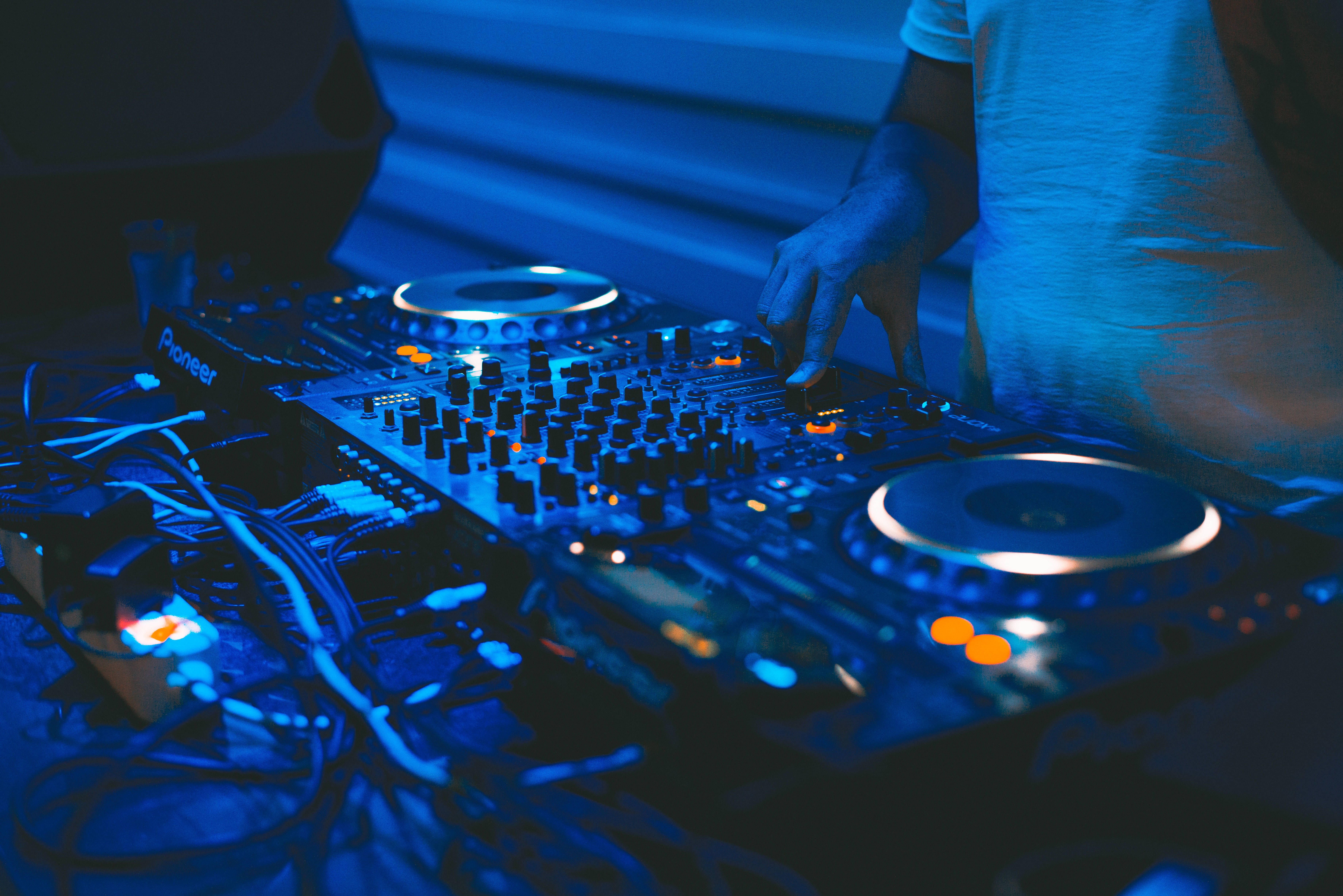 7360x4912 Download Mixing Cool Music At DJ Booth Wallpaper
