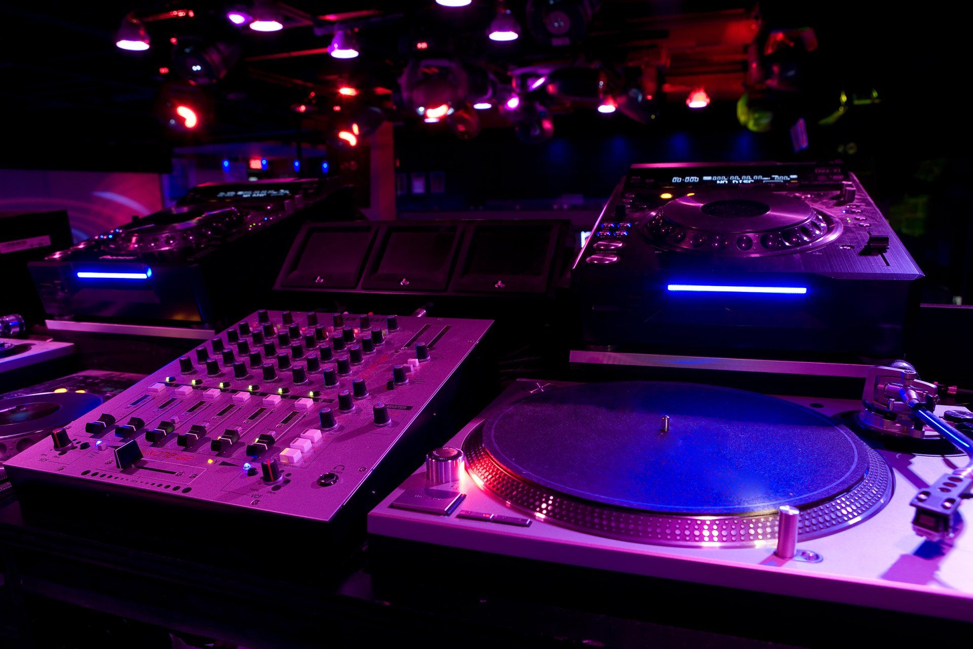 1920x1280 Vibrant DJ Decks HD Wallpaperx1600
