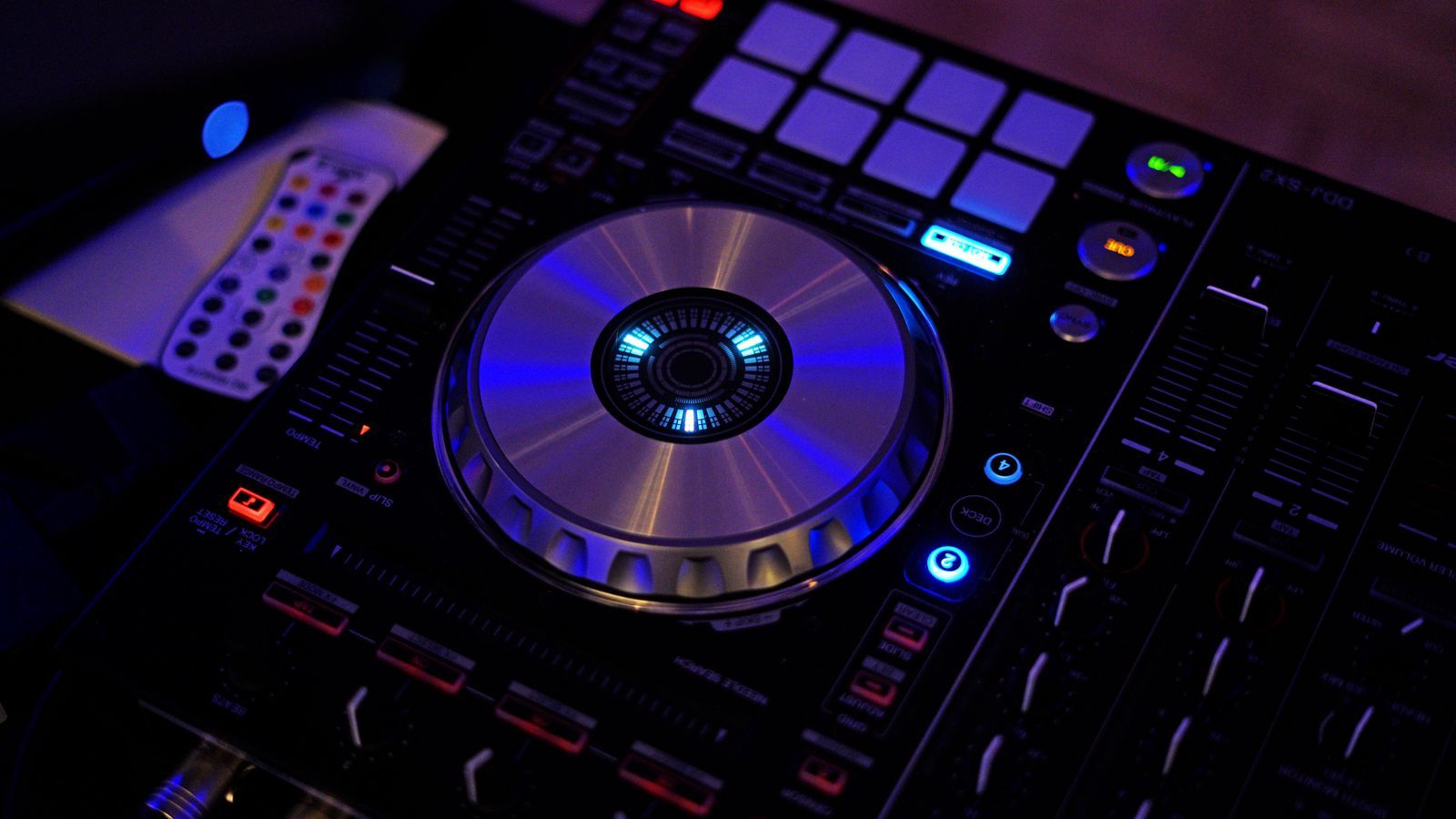 1600x900 Download wallpaper 1600x900 dj, equipment, installation widescreen 16:9 HD background