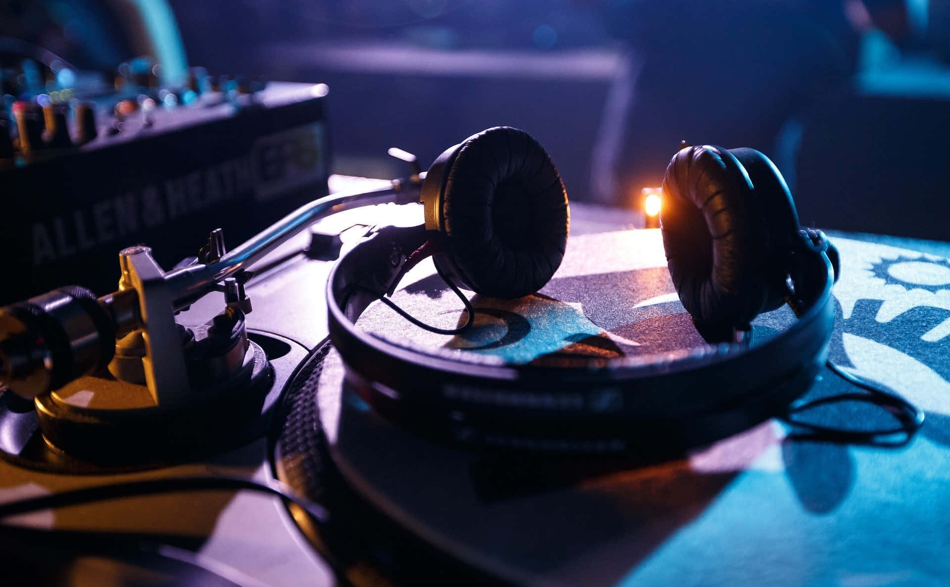 1920x1186 Download Captivating DJ at the Decks Picture