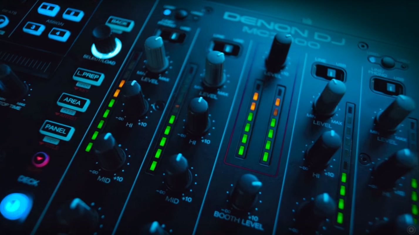 1428x800 MC7000. Serato DJ Controller