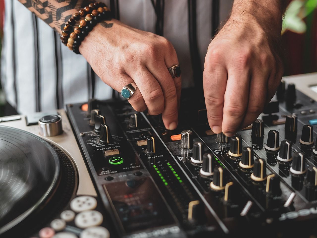 1280x960 Free Mixer Deck & Mixer Image
