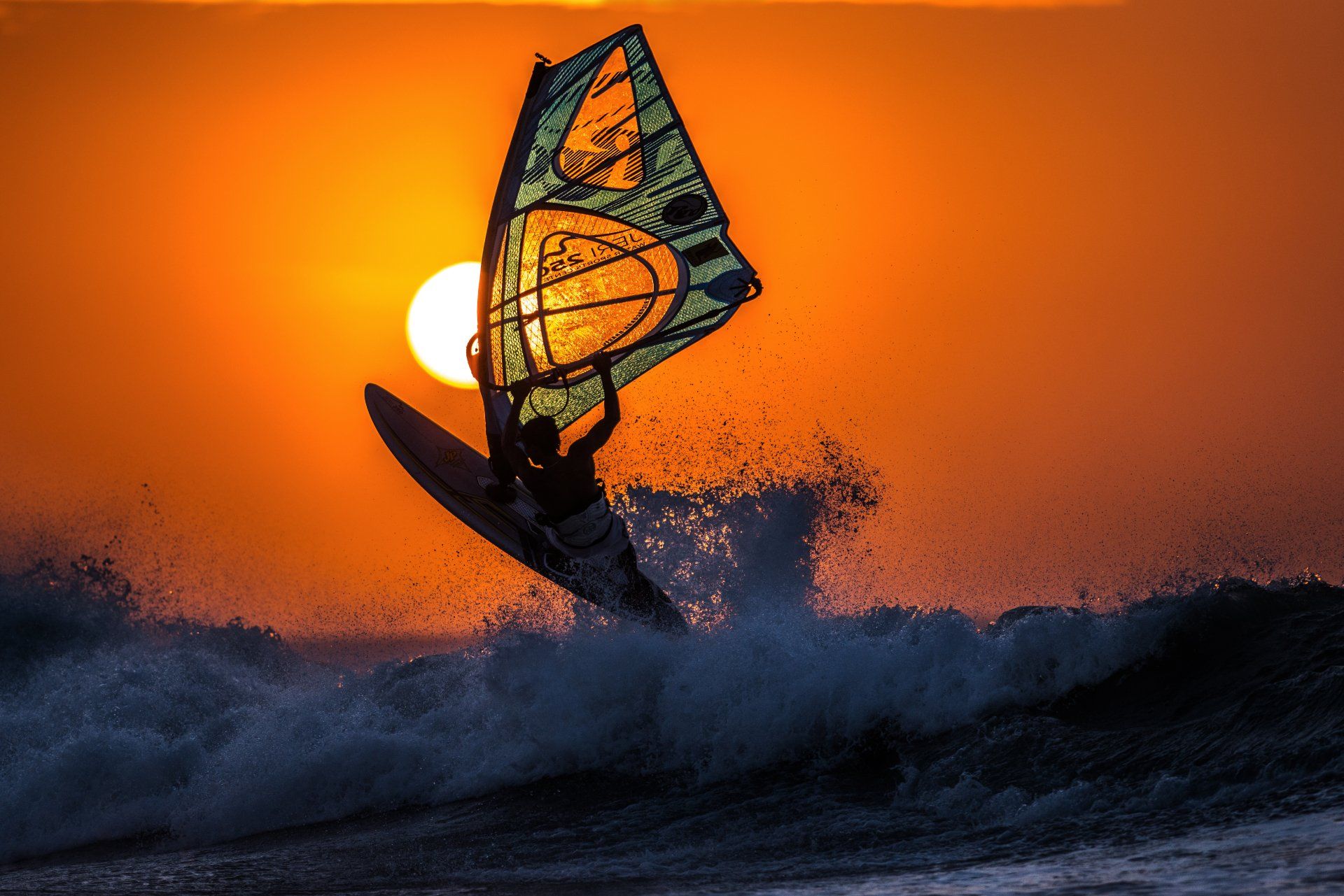 1920x1281 Sunset Wave Rider: Epic Windsurfing in 4K Ultra HDx4252