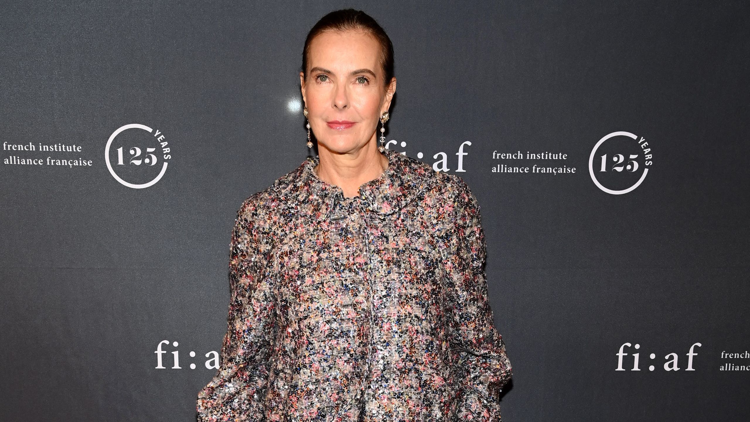 2560x1440 Carole Bouquet reçoit le Trophée des Arts à New York dans une superbe robe Chanel à plumes