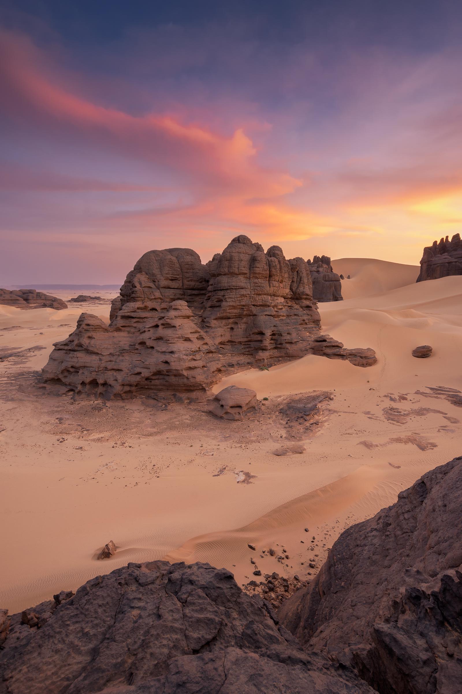 1600x2400 Twilight in the Sahara desert with dunes and needles [OC] [1600x2400]