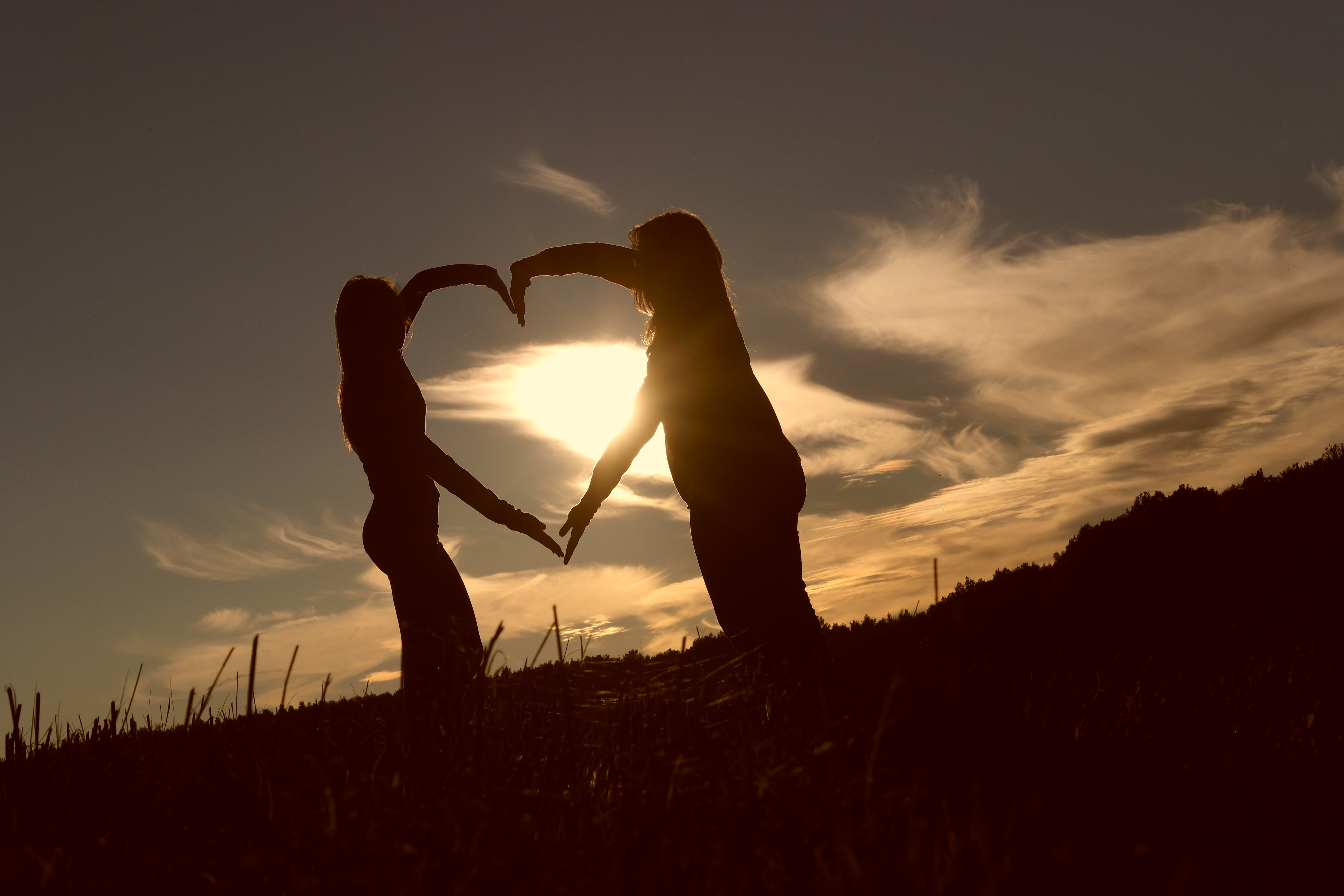 5472x3648 Silhouette of two girls HD wallpaper
