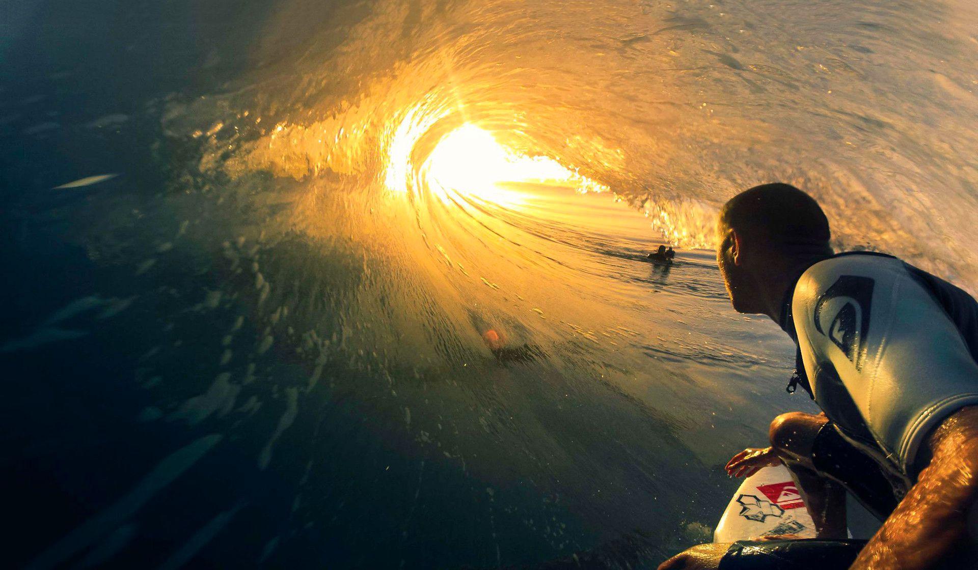 1920x1120 Surfing big wave sunset