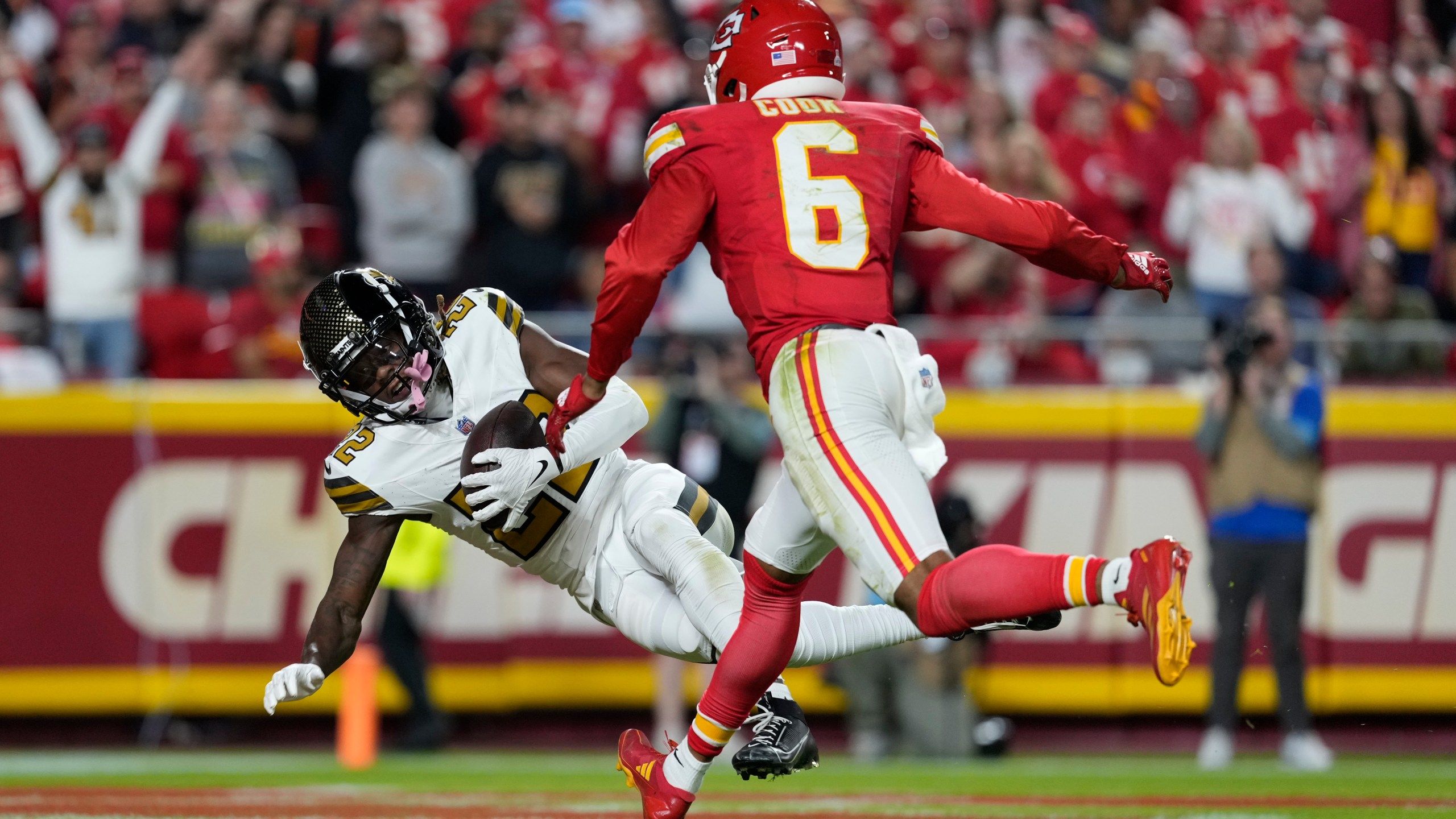 2560x1440 Patrick Mahomes Throws For 331 Yards, Derek Carr Hurt As Chiefs Shut Down Saints For 26 13 Victory