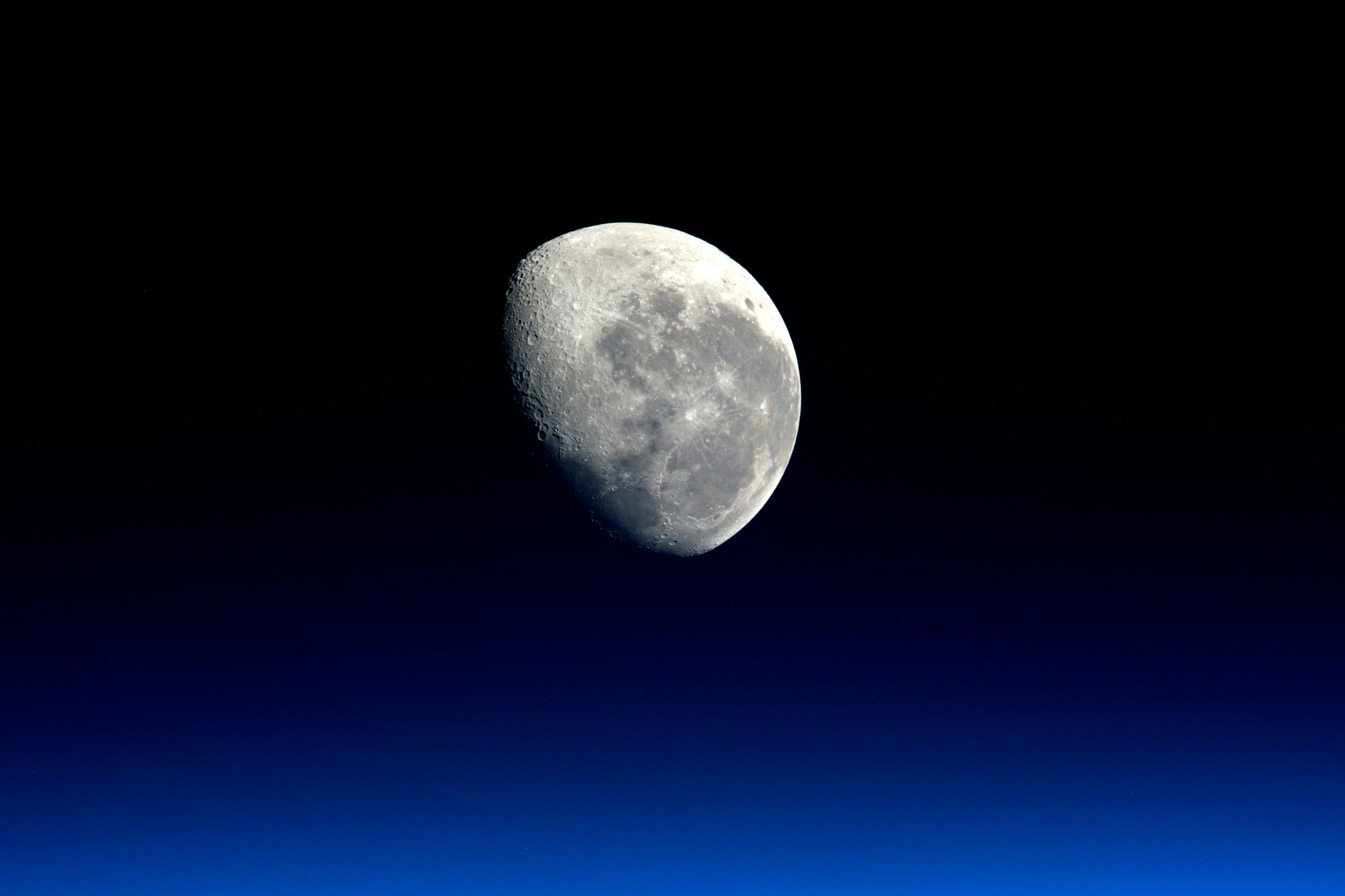 3000x1999 Moon Wallpaper: Free HD Download [4K]