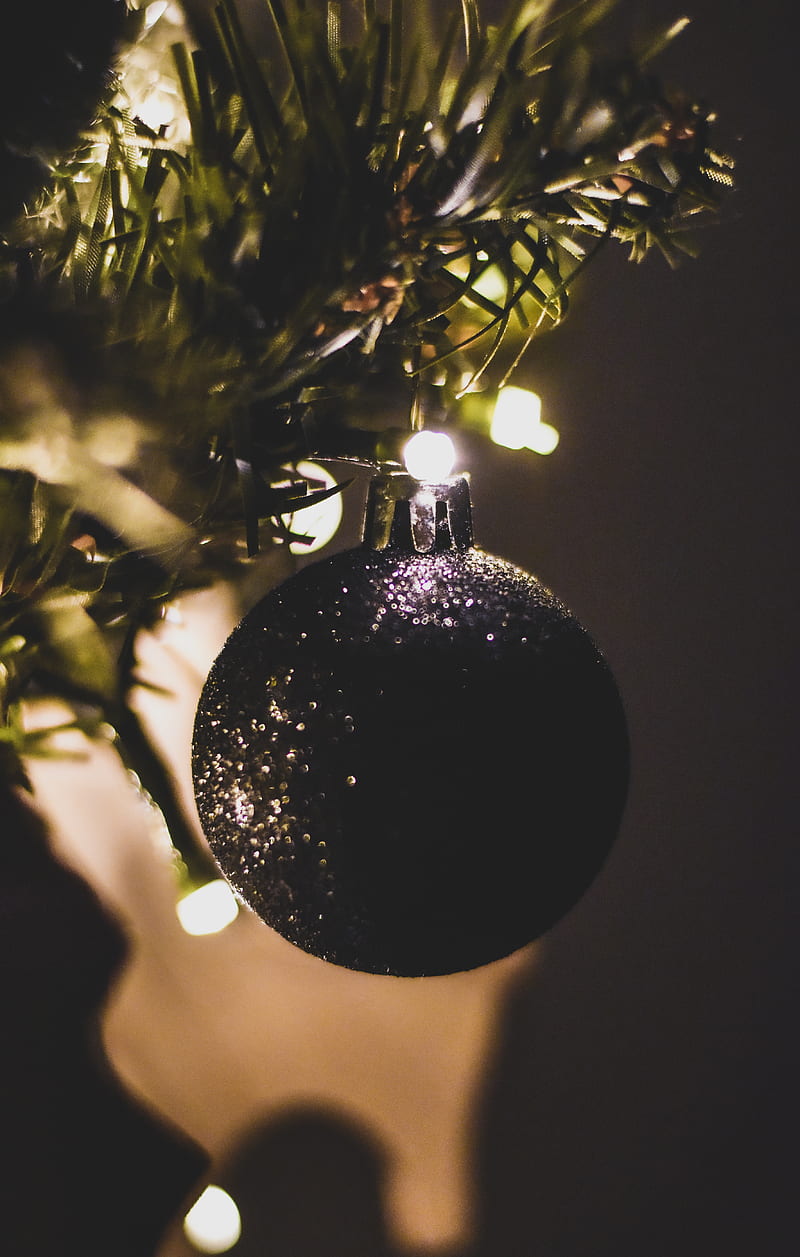 800x1257 Black Ornaments, bonito, bokeh, christmas, christmastree, holiday, holidays, HD phone wallpaper