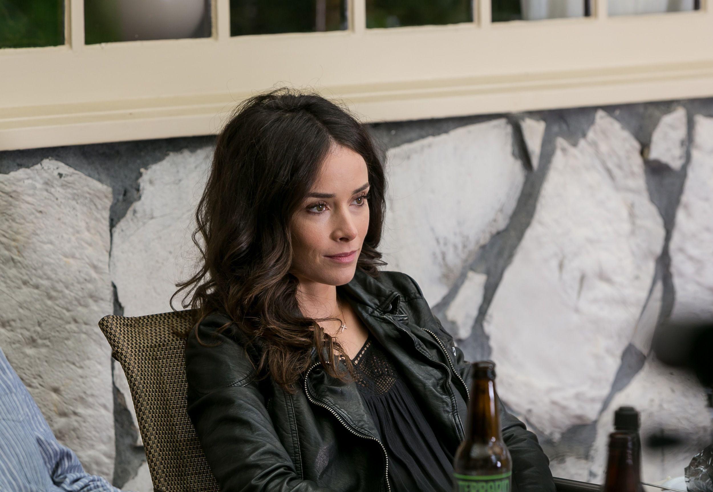 2500x1726 Abigail Spencer Celebrity Women Bottles Dark Hair Wallpaper:2500x1726