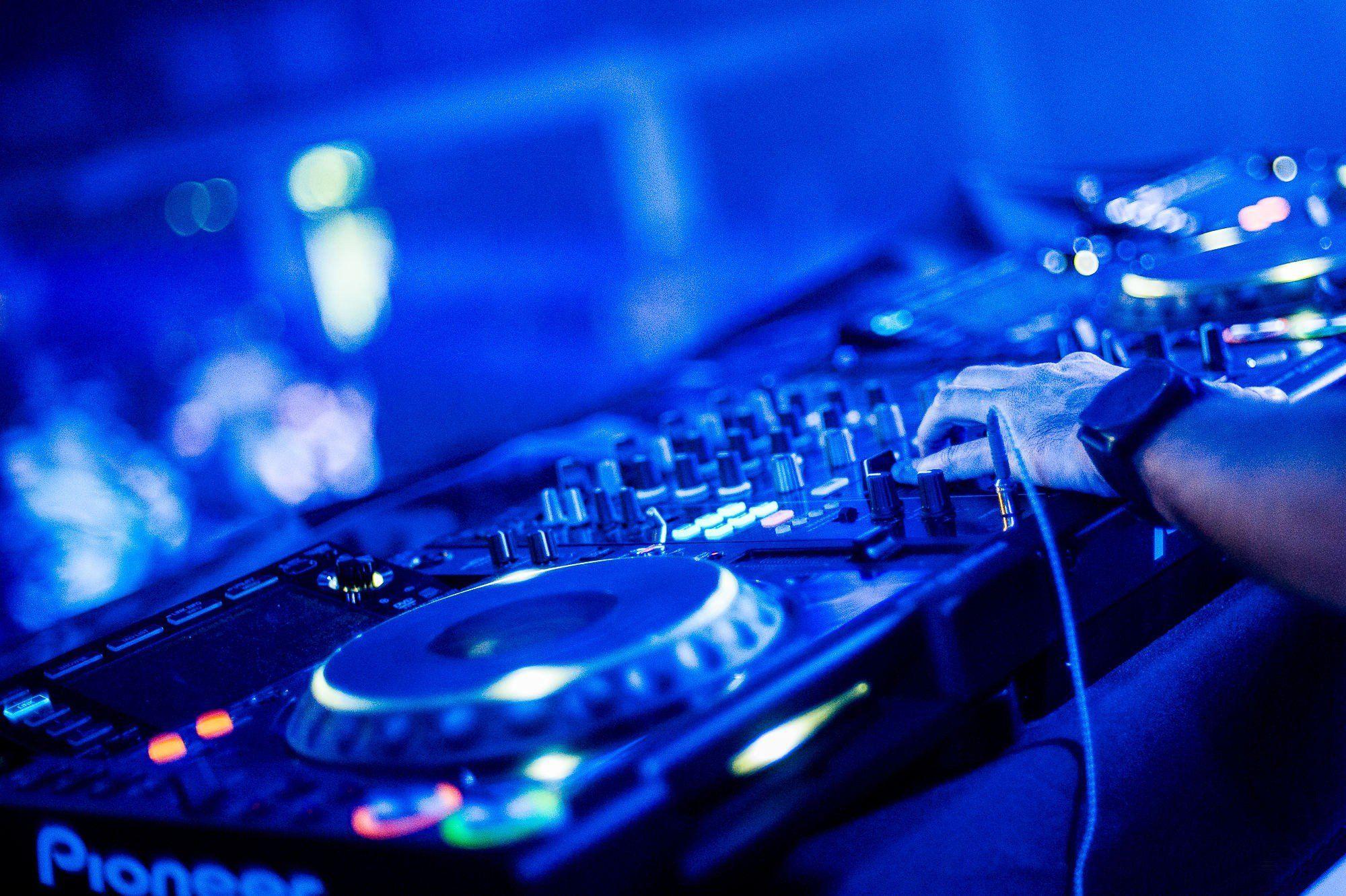 2000x1331 Dj Turntable Wallpaper HD HD Wallpaper