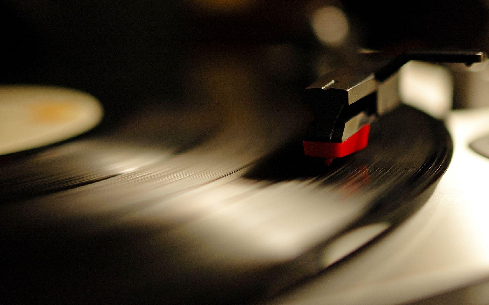 1680x1050 Turntable Wallpaper