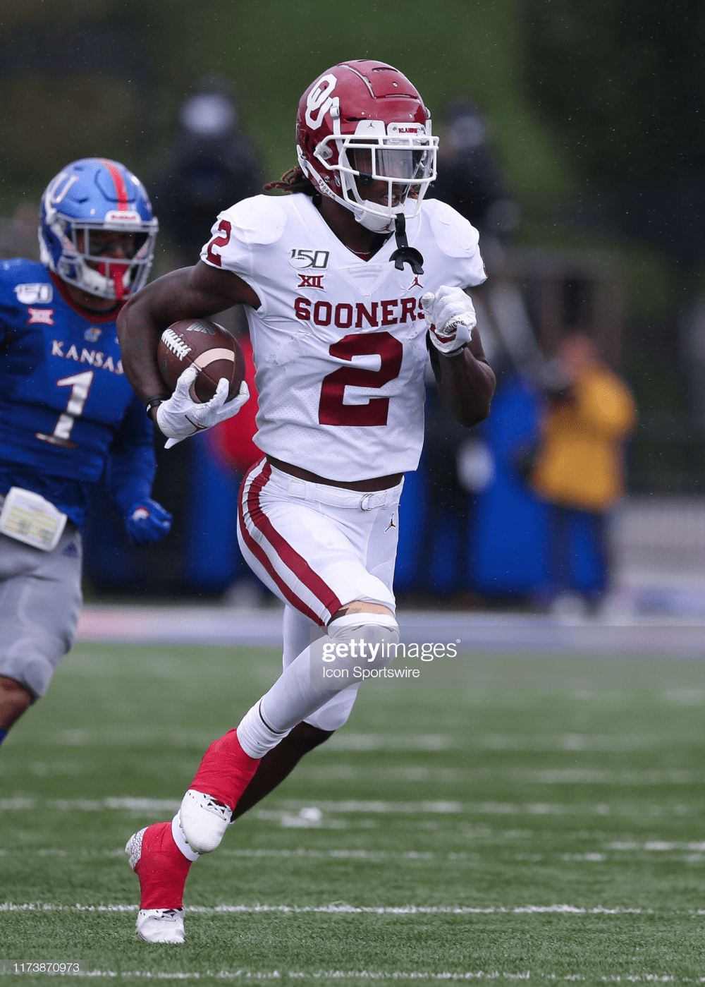 1000x1399 Oklahoma Sooners wide receiver CeeDee Lamb races past the Kansas. Oklahoma sooners football, Oklahoma sooners, Sooners
