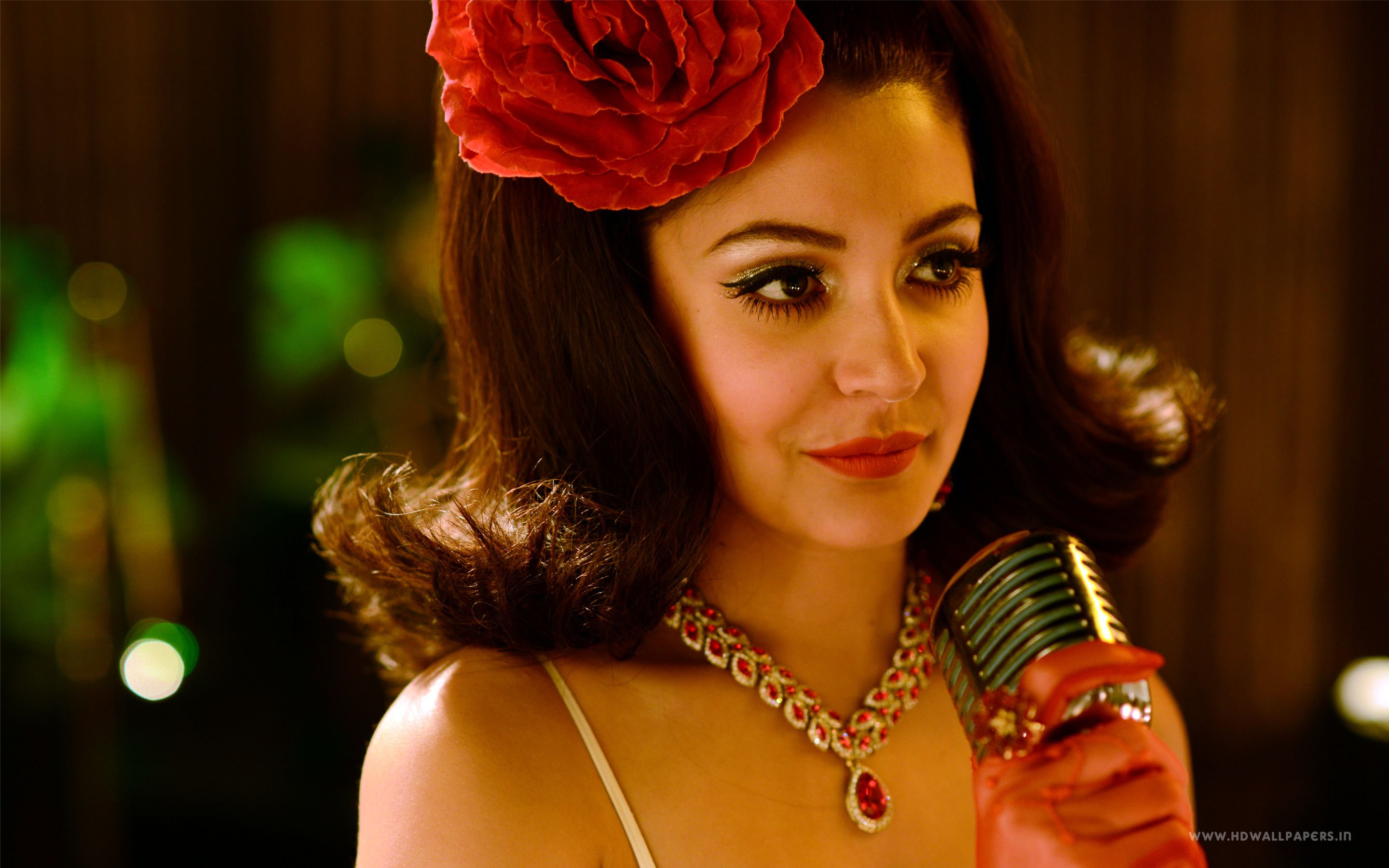 2880x1800 Bombay Velvet Siren