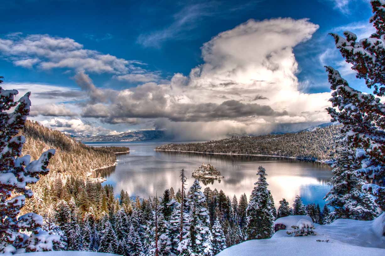 Mùa đông tại Lake Tahoe là một lễ hội hoàn toàn khác biệt so với bất kỳ nơi nào. Tận hưởng trọn vẹn vẻ đẹp của mùa đông với hình nền này, khi các ngọn núi phủ đầy tuyết trắng, tạo nên một cảnh tượng mộng mơ ngỡ như đang ở Giáng sinh.