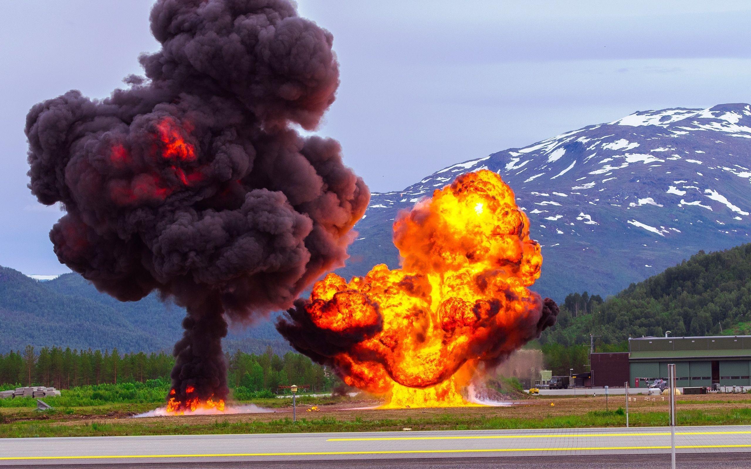 2560x1600 Boom! Explosions & other boomy stuff