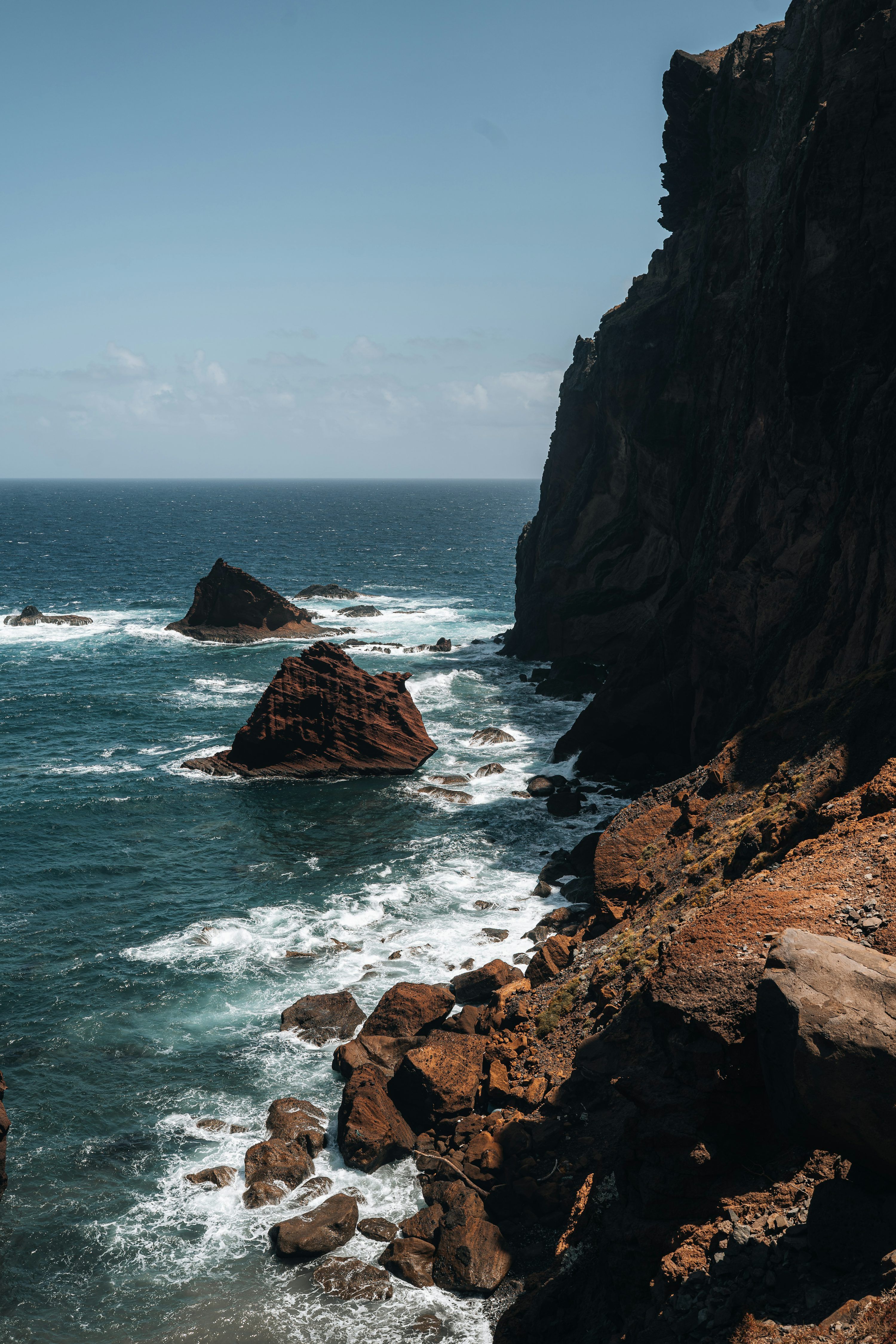 3000x4500 Cliffside view of the ocean with rocky formations