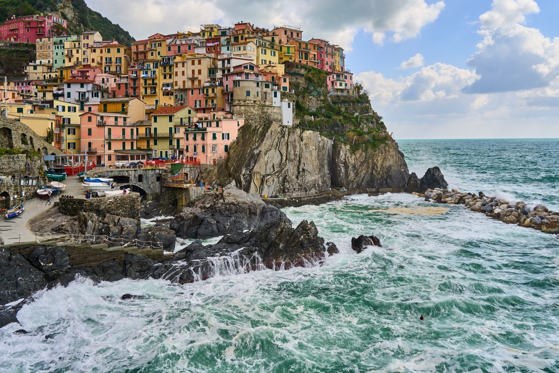1125x750 Colorful Cliffside Village of Manarola in Italy · Free
