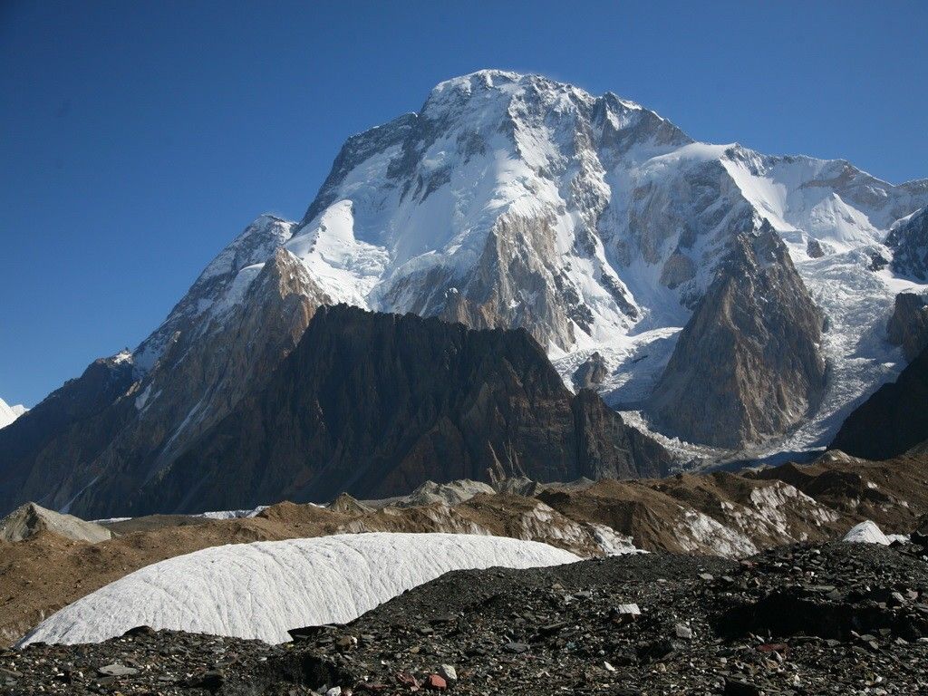 1024x768 Karakorum Storm: Death on Broad Peak and K2 Climbers Stalled