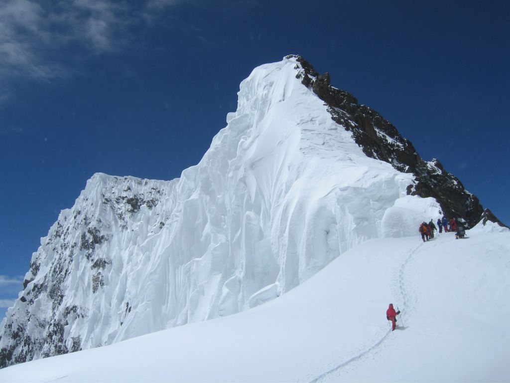 1024x768 The true summit of Broad Peak is on the left
