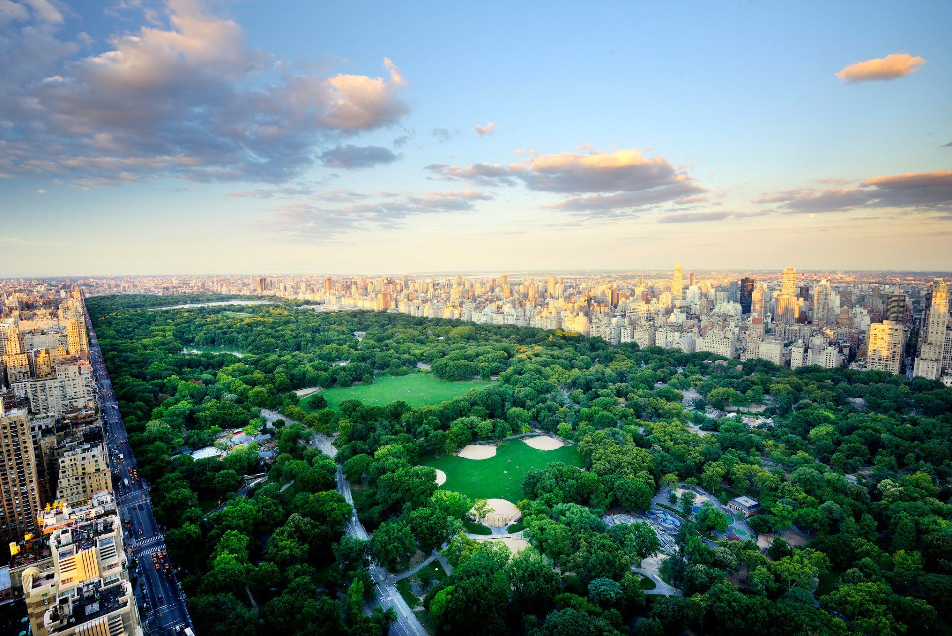 1920x1282 Central Park Oasis: Iconic New York Skyline HD Wallpaperx1367