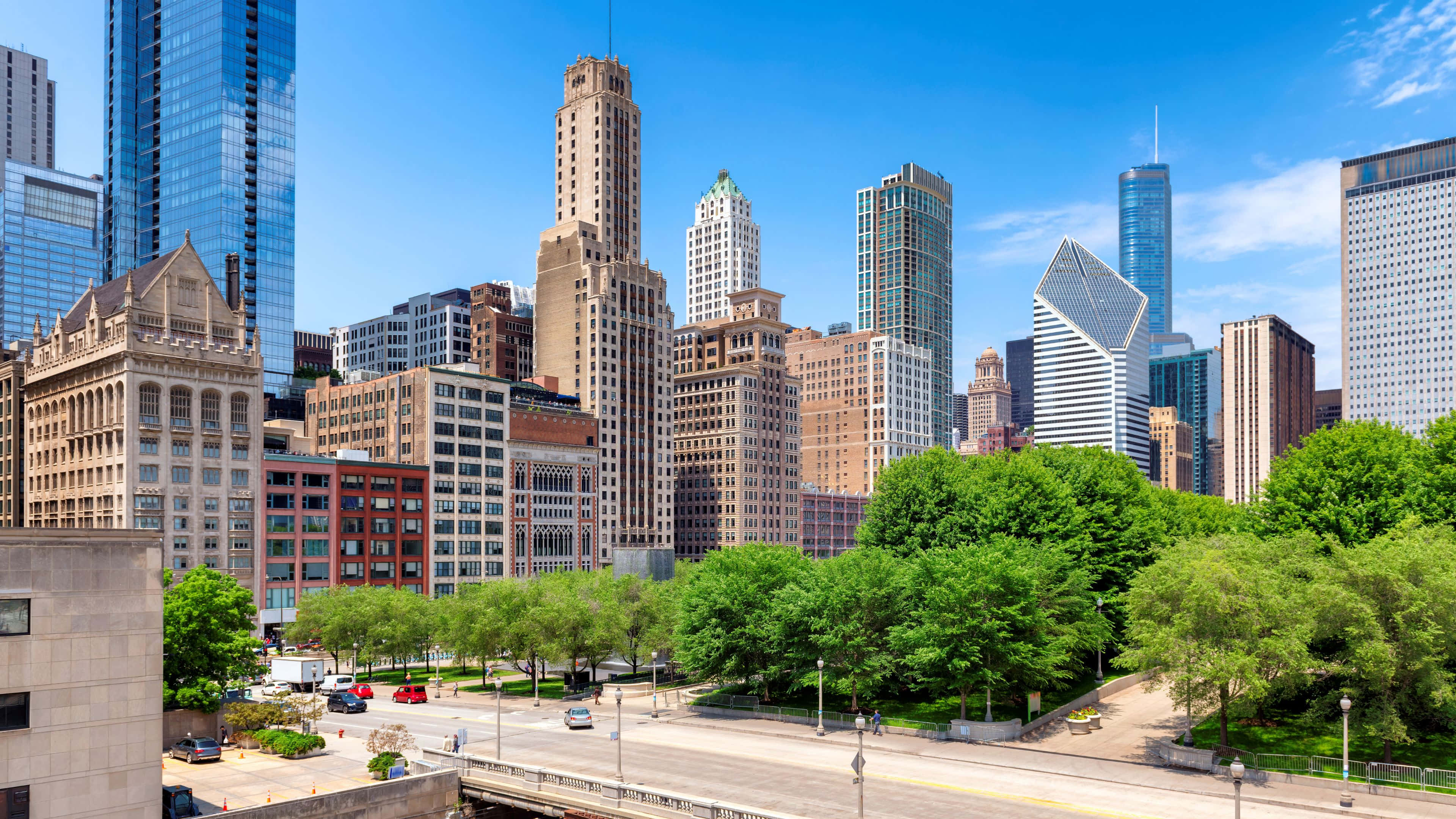 3840x2160 Download Explore the hustle and bustle of the Windy City. Wallpaper
