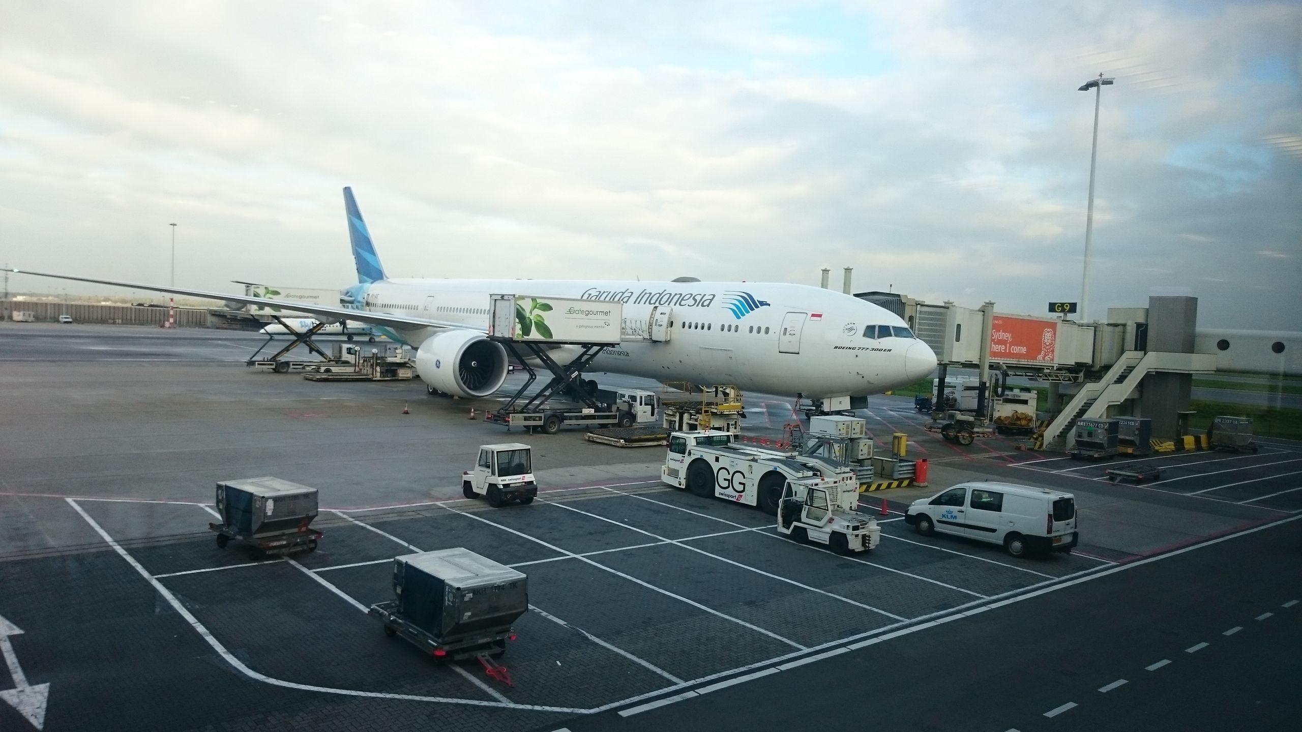 2560x1440 Garuda Indonesia Business Class Review 777 300ER. Video