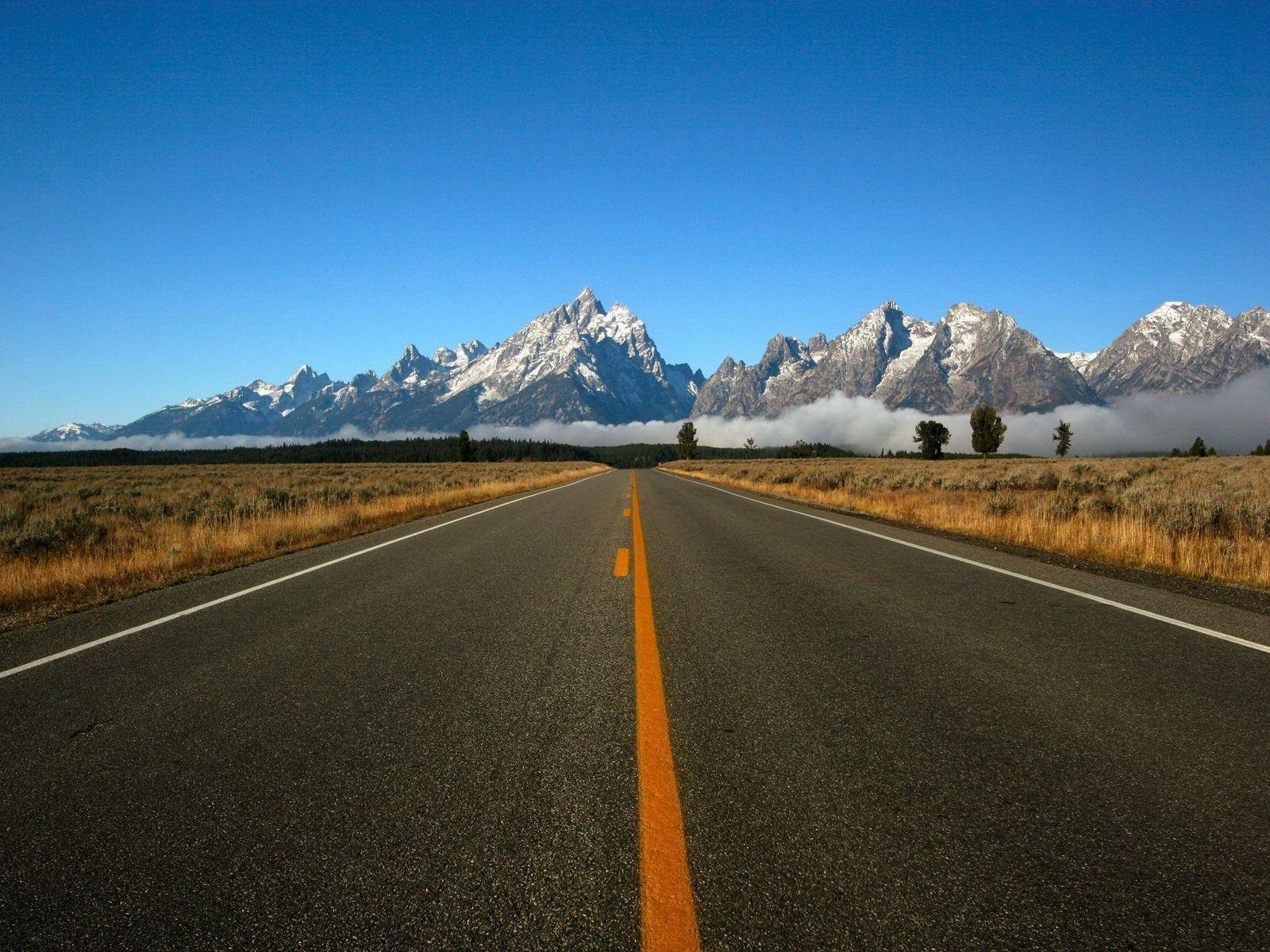 1600x1200 Download wallpaper 1600x1200 road, marking, line, yellow, mountains, fog, asphalt standard 4:3 HD background