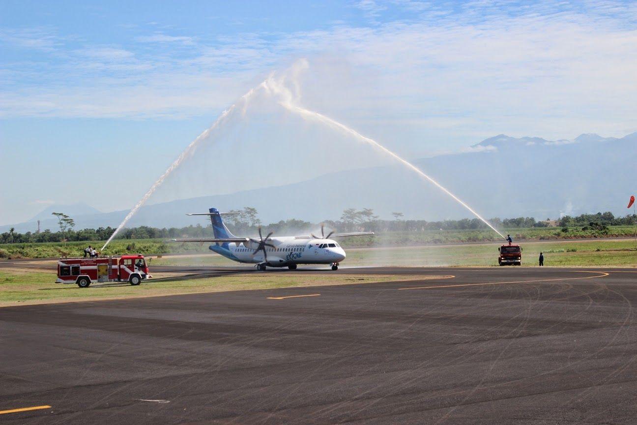 1296x864 Garuda Indonesia ATR 72 600 Water Salute Aircraft Wallpaper 3879