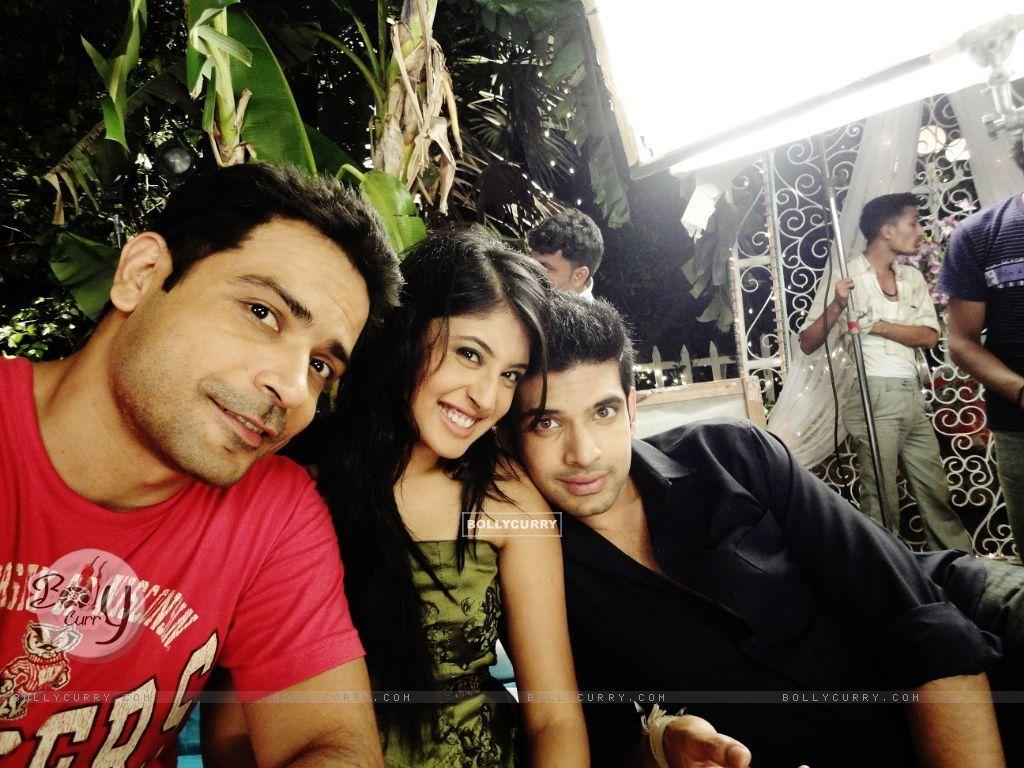 1024x768 Wallpaper Sahrawat with Karan Kundra and Kritika Kamra size:1024x768