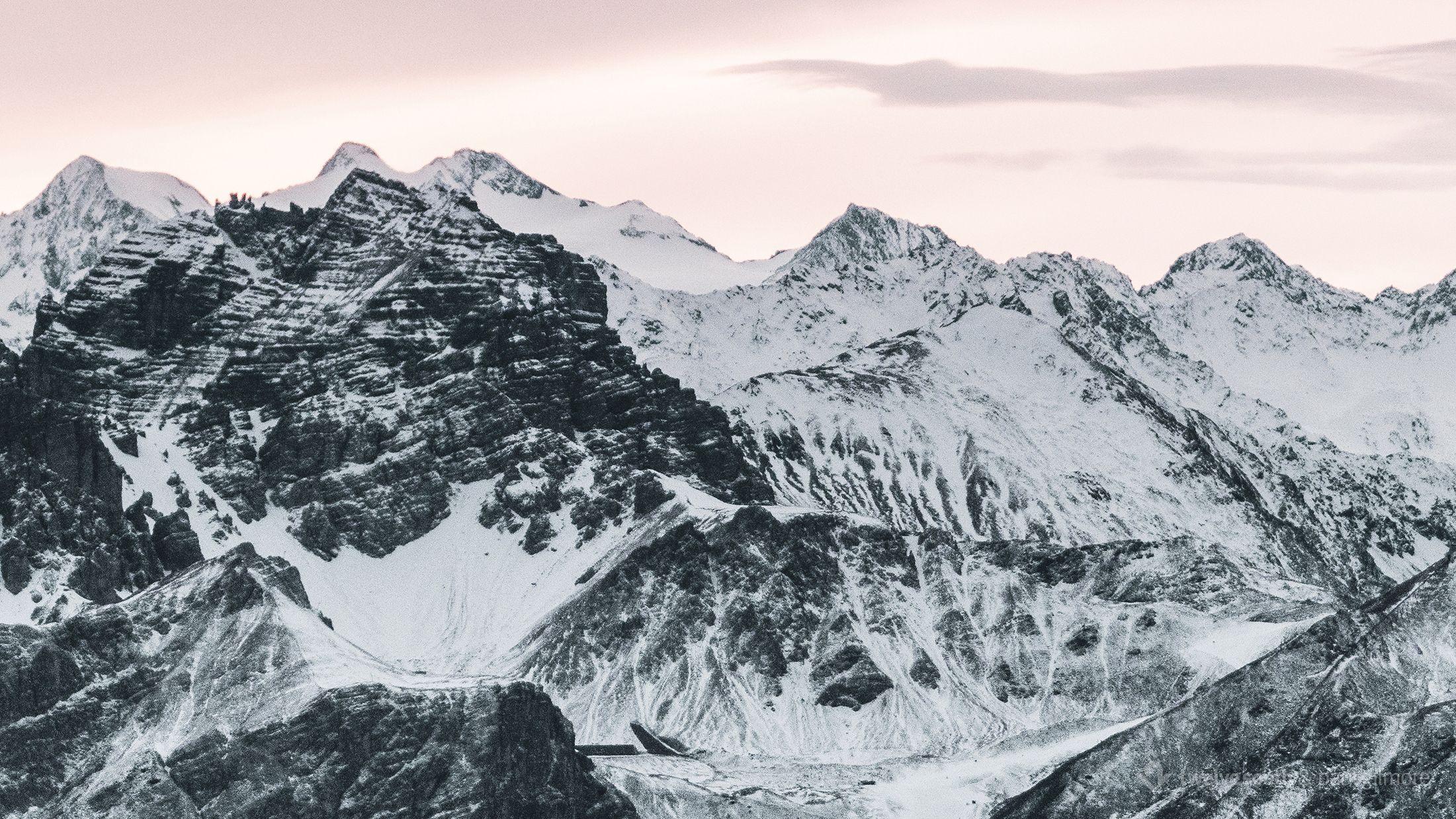 2201x1238 Dual Screen Wallpaper: An Innsbruck Winter