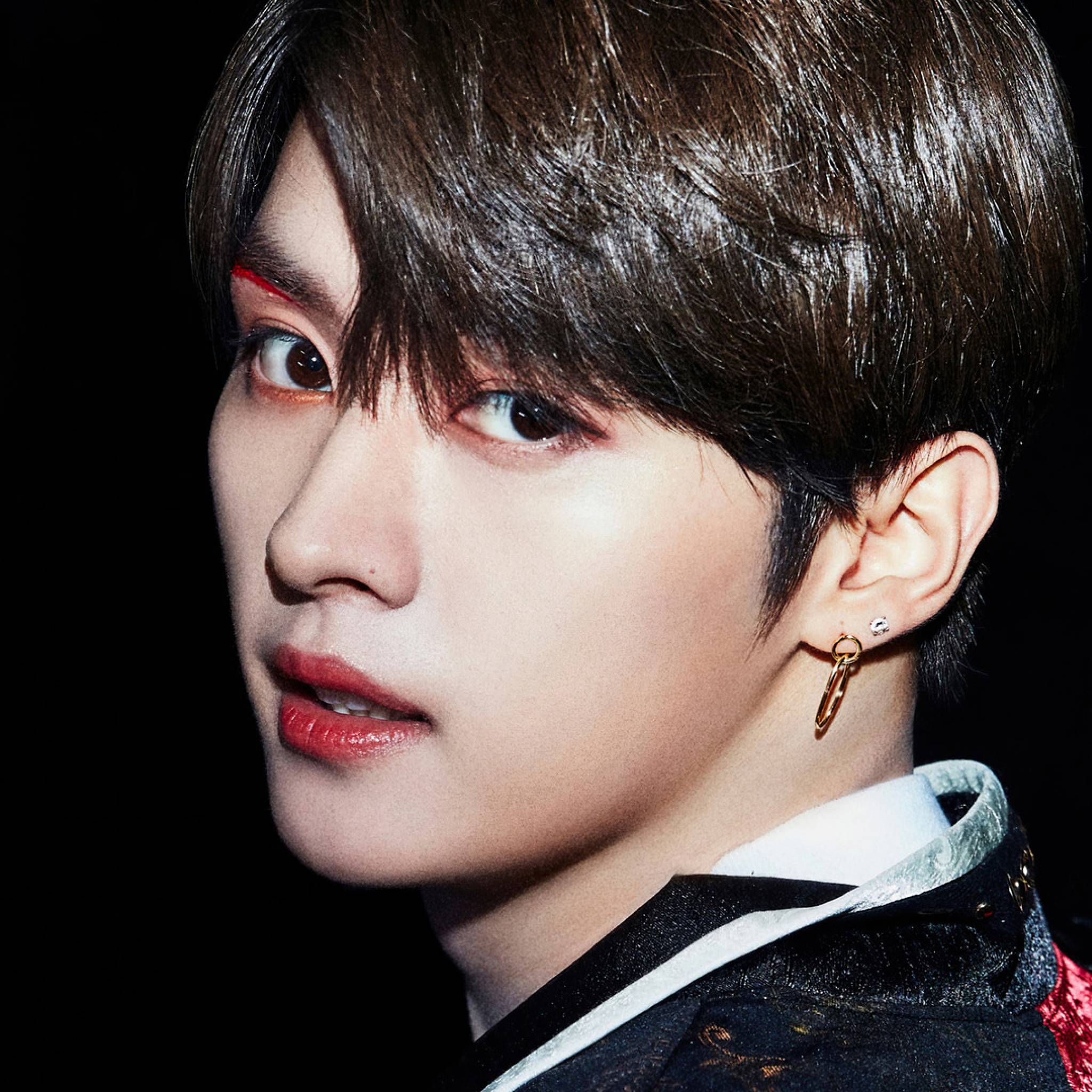 2048x2048 Stray Kids Lee Know Back Door iPad Air Wallpaper, HD Celebrities 4K Wallpaper, Image, Photo and Background