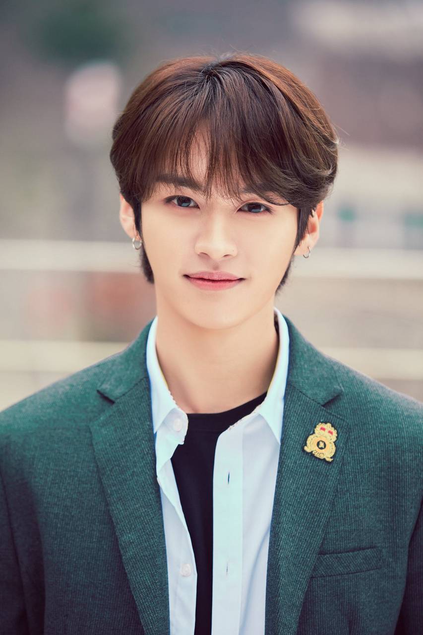 853x1280 Lee Know wallpaper