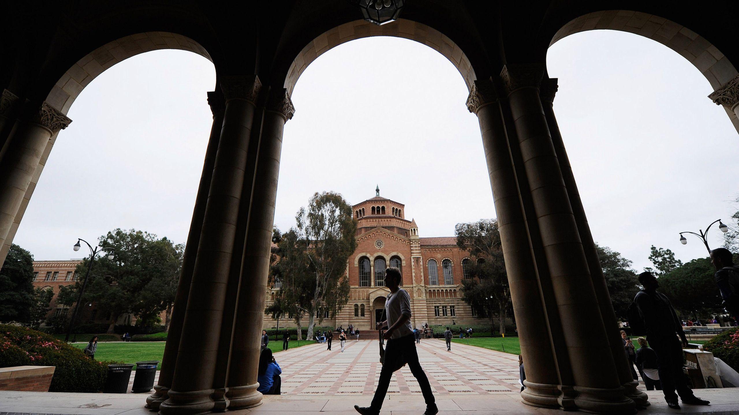 2560x1440 College seniors face job worries, family stress amid coronavirus pandemic